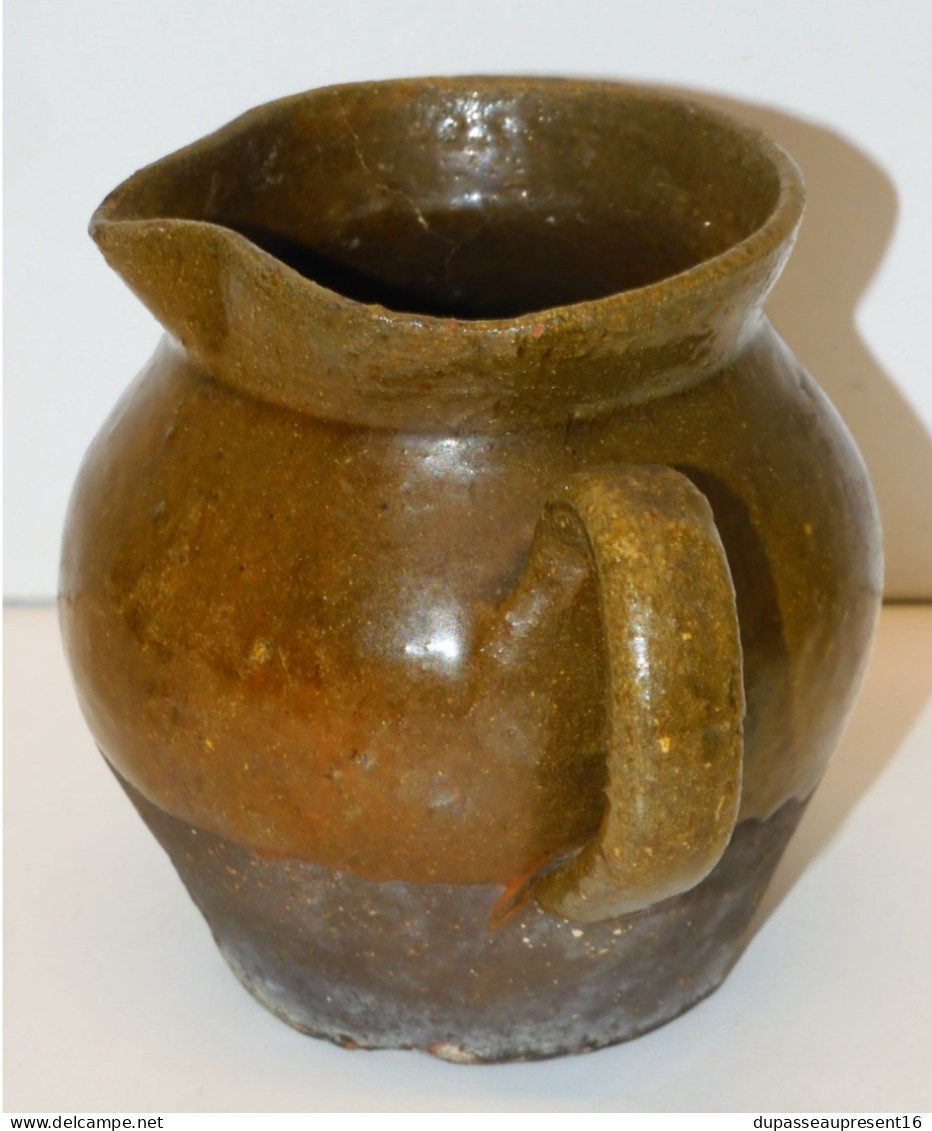 -ANCIEN PETIT PICHET POT A LAIT /CREME TERRE CUITE EMAILLEE Glaçure Verte   E - Chapelle Des Pots (FRA)