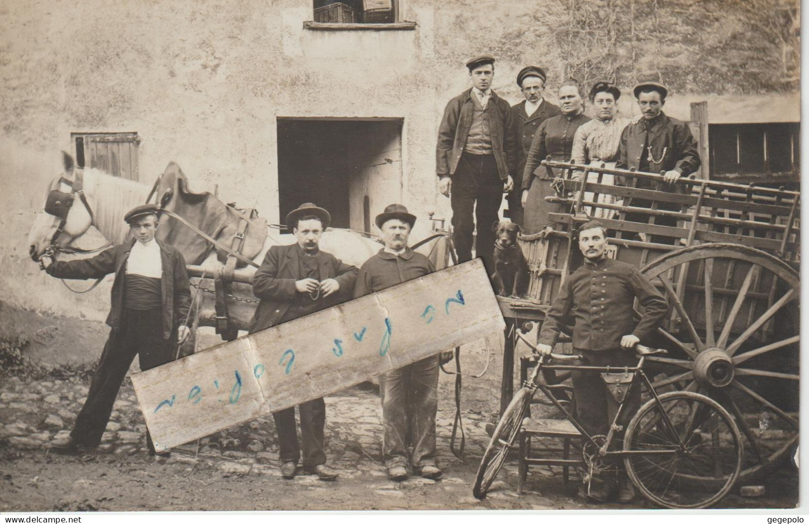 PALAISEAU - Un Groupe Qui Pose Dans Une Cour De Ferme ? En 1906 ( Carte Photo ) - Palaiseau