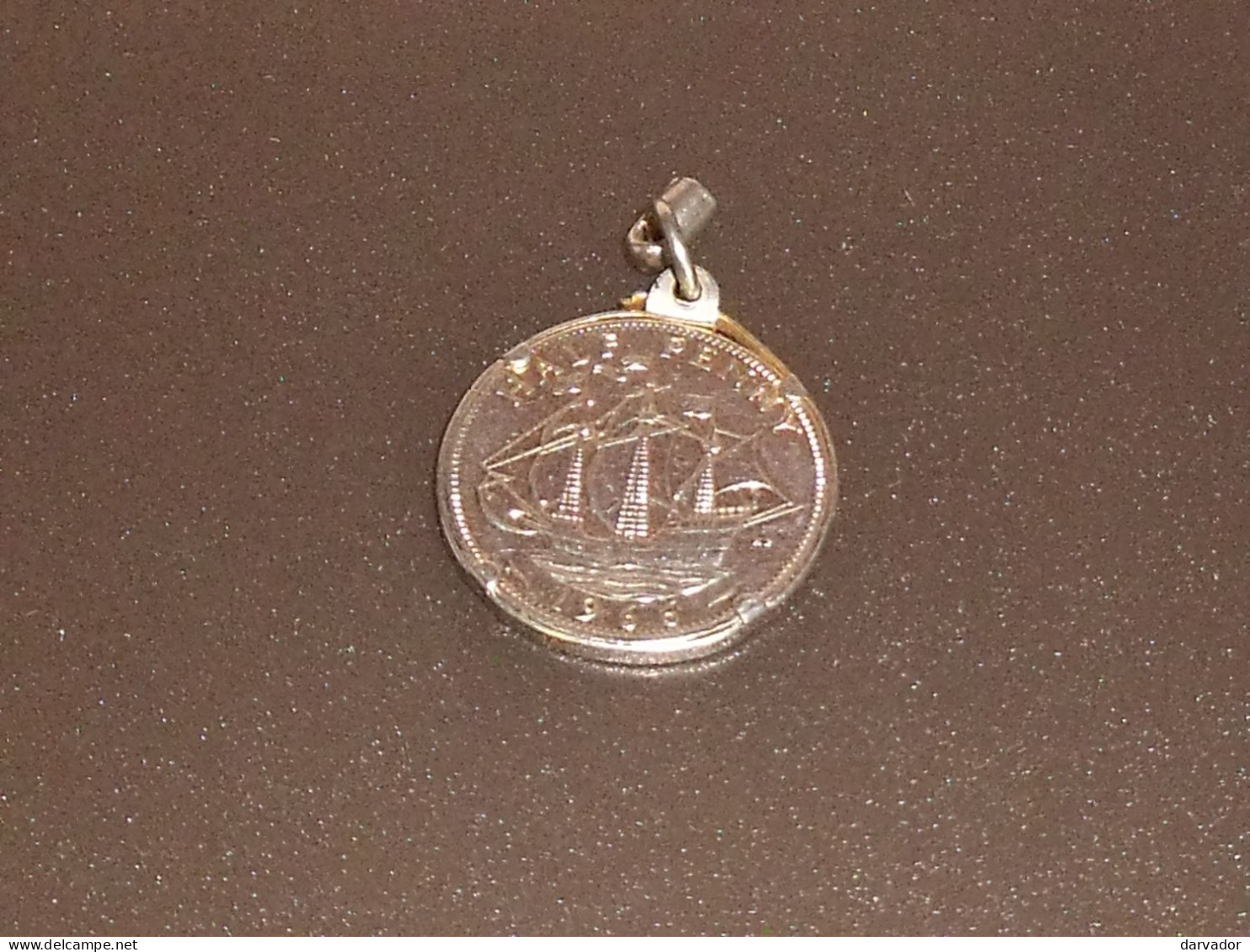 TC28 / Collier , Pendentif HALF PENNY 1966 Tranche Lisse  Effigie Droite De La Reine Elisabeth II TTB - A Identifier