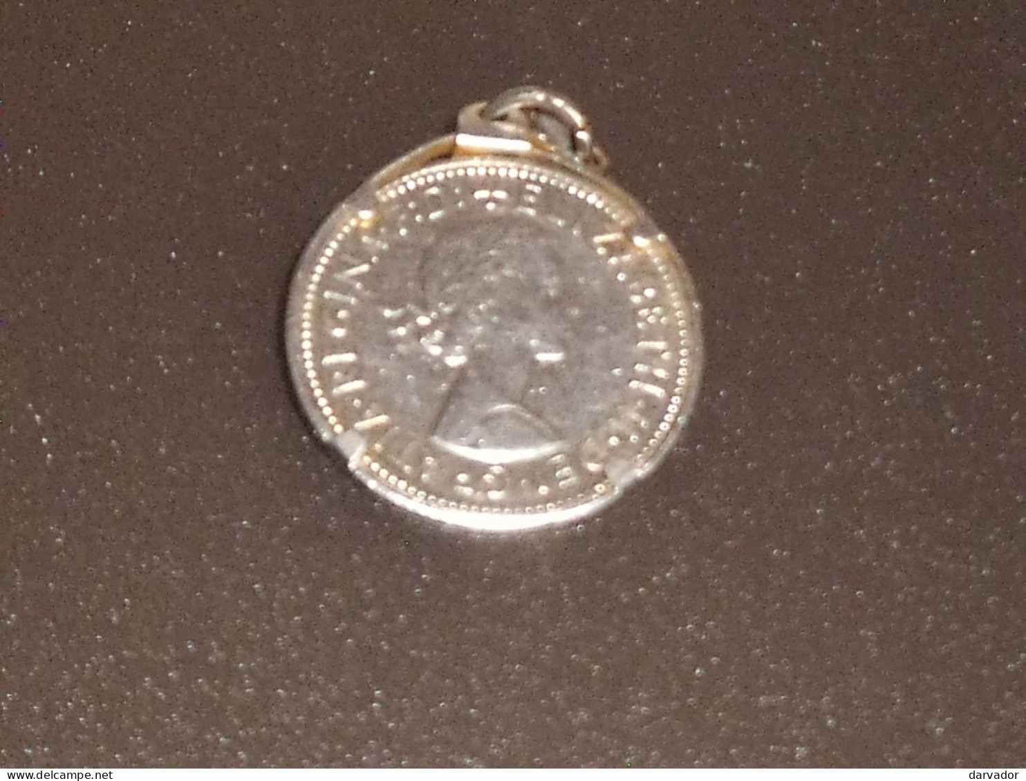 TC28 / Collier , Pendentif HALF PENNY 1966 Tranche Lisse  Effigie Droite De La Reine Elisabeth II TTB - A Identifier