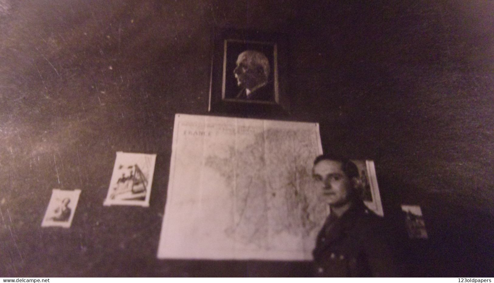 WWII RARE PHOTO AMATEUR STALAG X B I  16/11/1941 OFFICIER DEVANT PORTRAIT MARECHAL PETAIN ET CARTE DE FRANCE Sandbostel - Weltkrieg 1939-45