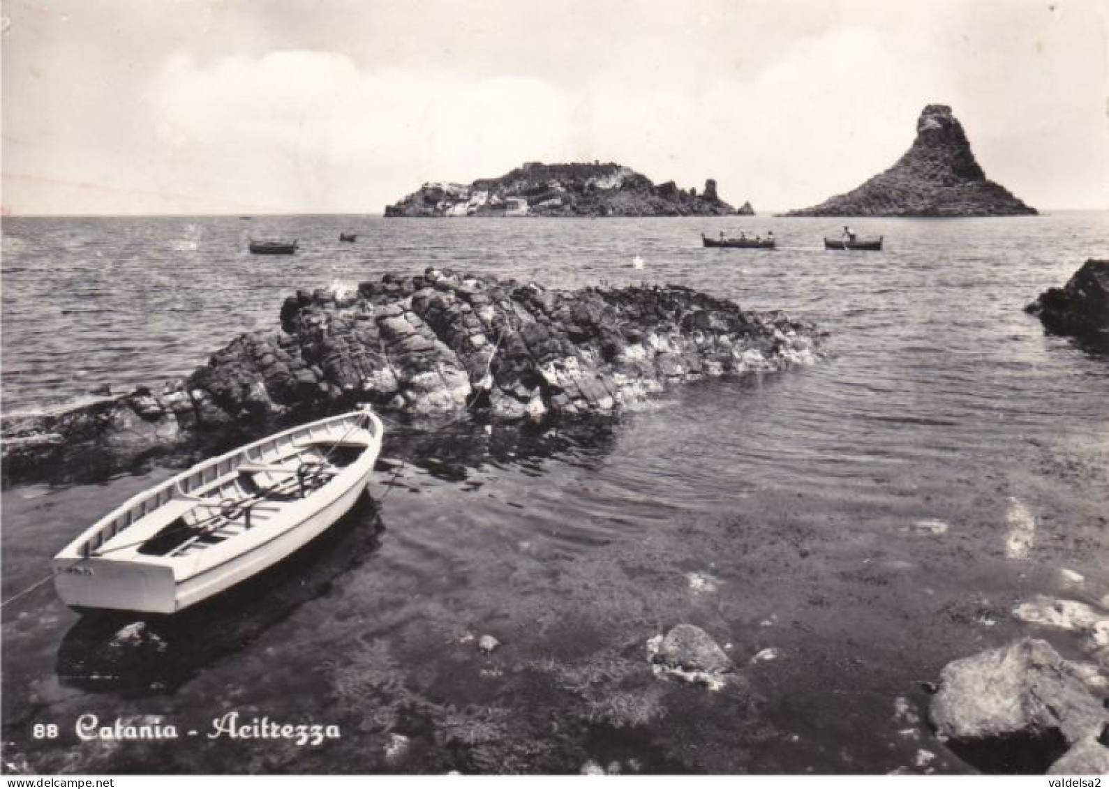 ACI TREZZA - DINTORNI DI ACI CASTELLO, ACIREALE E CATANIA - I FARAGLIONI - BARCA IN PRIMO PIANO - 1963 - Acireale