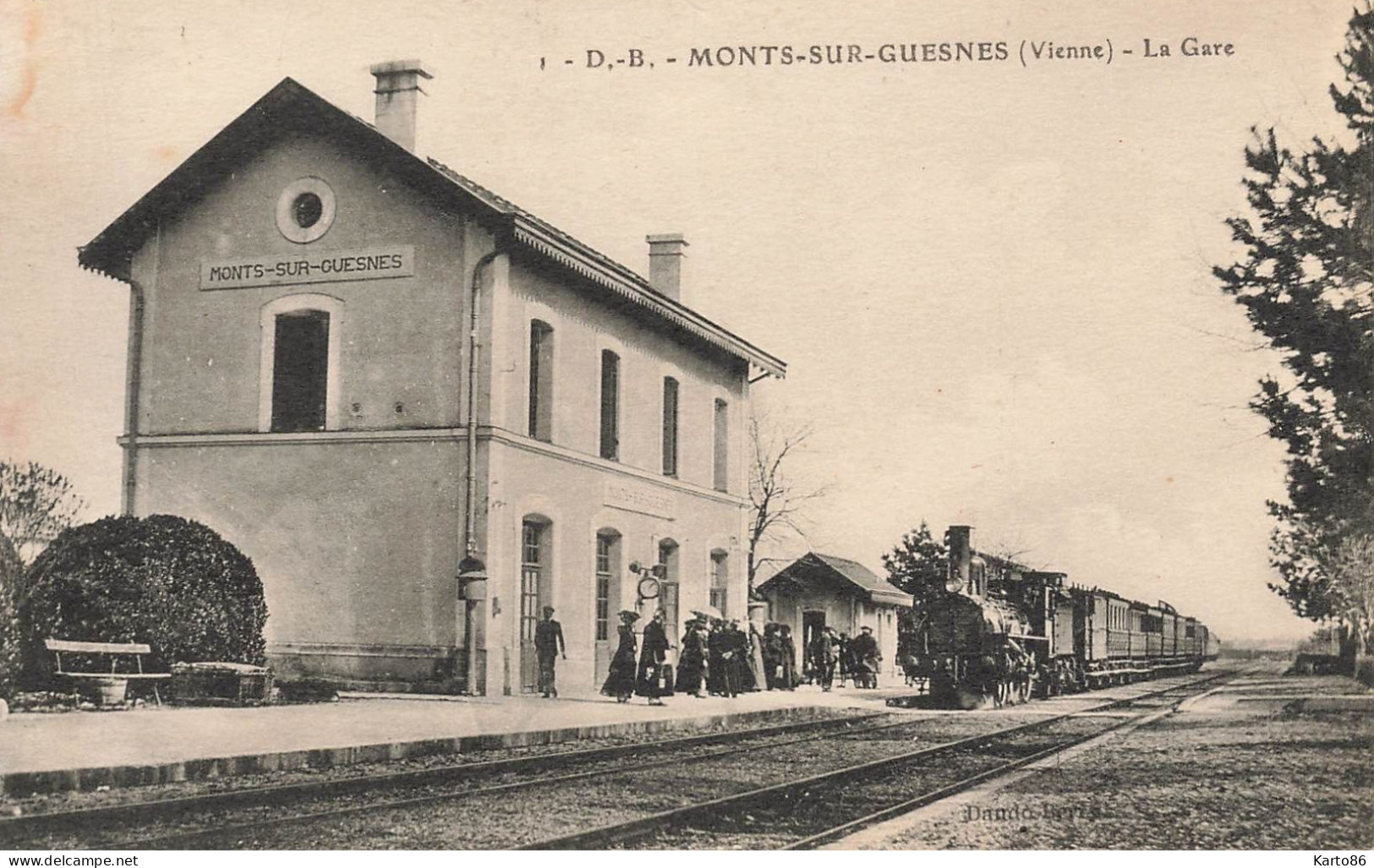 Monts Sur Guesnes * La Gare * Arrivée Train Locomotive Machine * Ligne Chemin De Fer Vienne * Villageois - Monts Sur Guesnes