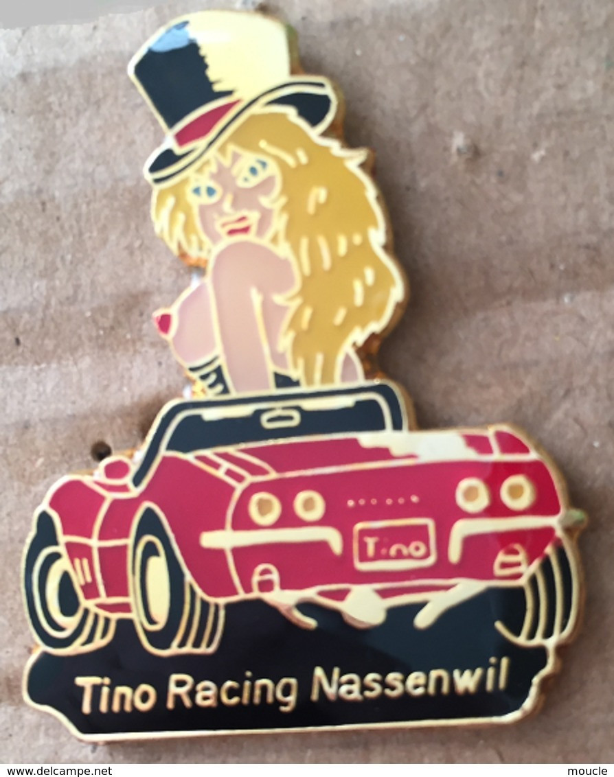 PIN UP  AVEC CHAPEAU - CORVETTE ROUGE - TINO RACING NASSENWIL - VOITURE - CAR  -     (18) - Pin-ups