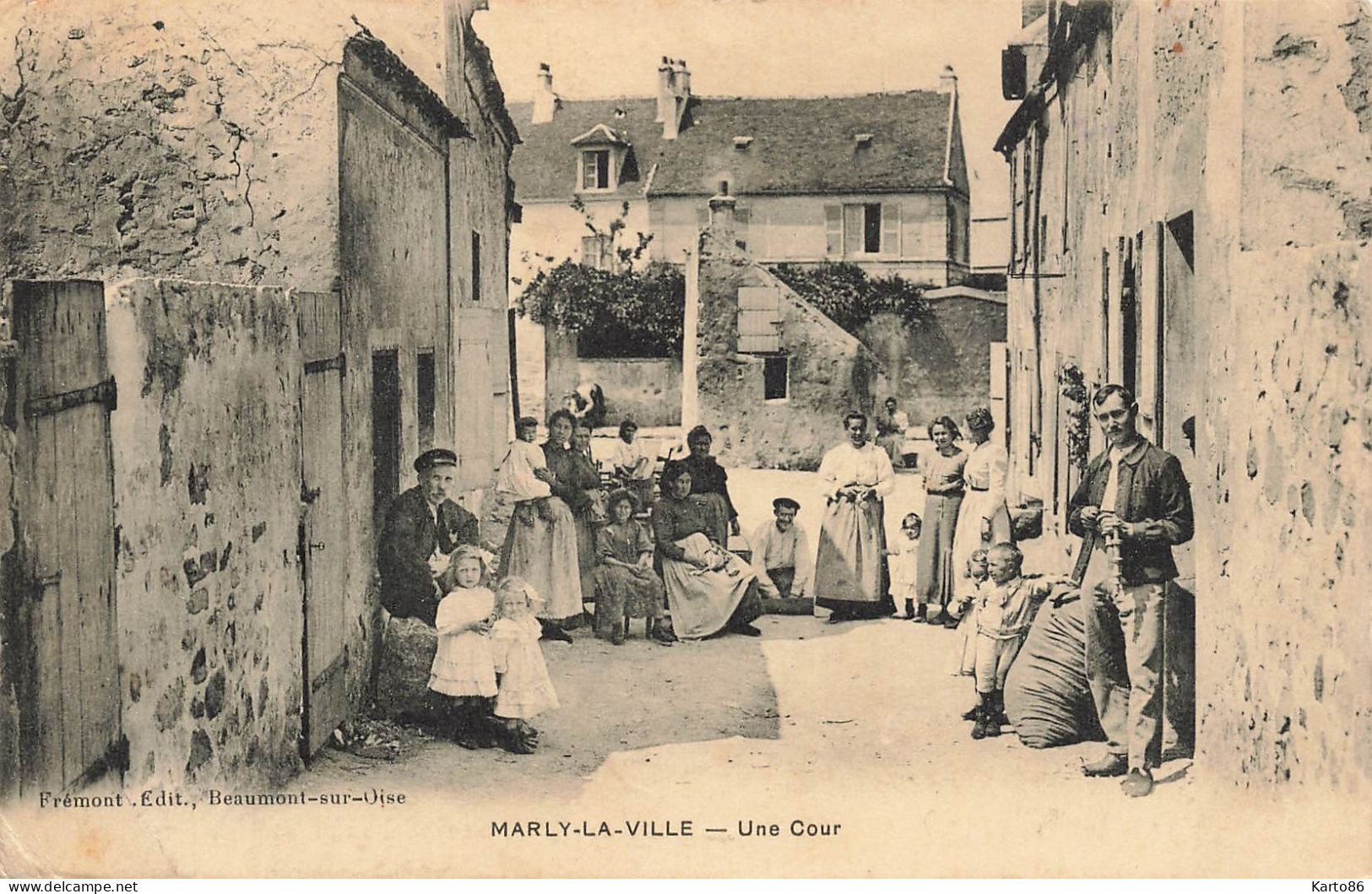 Marly La Ville * Une Cour * Village Villageois Enfants - Marly La Ville