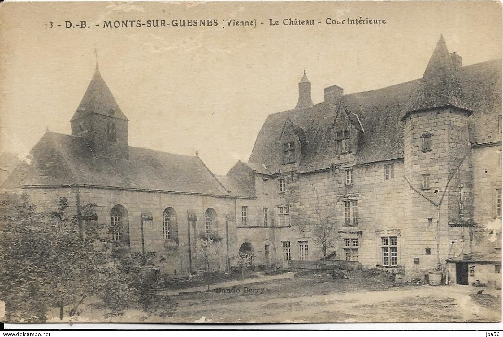 86 VIENNE 2 Cpa MONTS SUR GUESNES Le Château Le Monument Aux Morts Et L'Eglise, Château Cour Intérieure - Monts Sur Guesnes