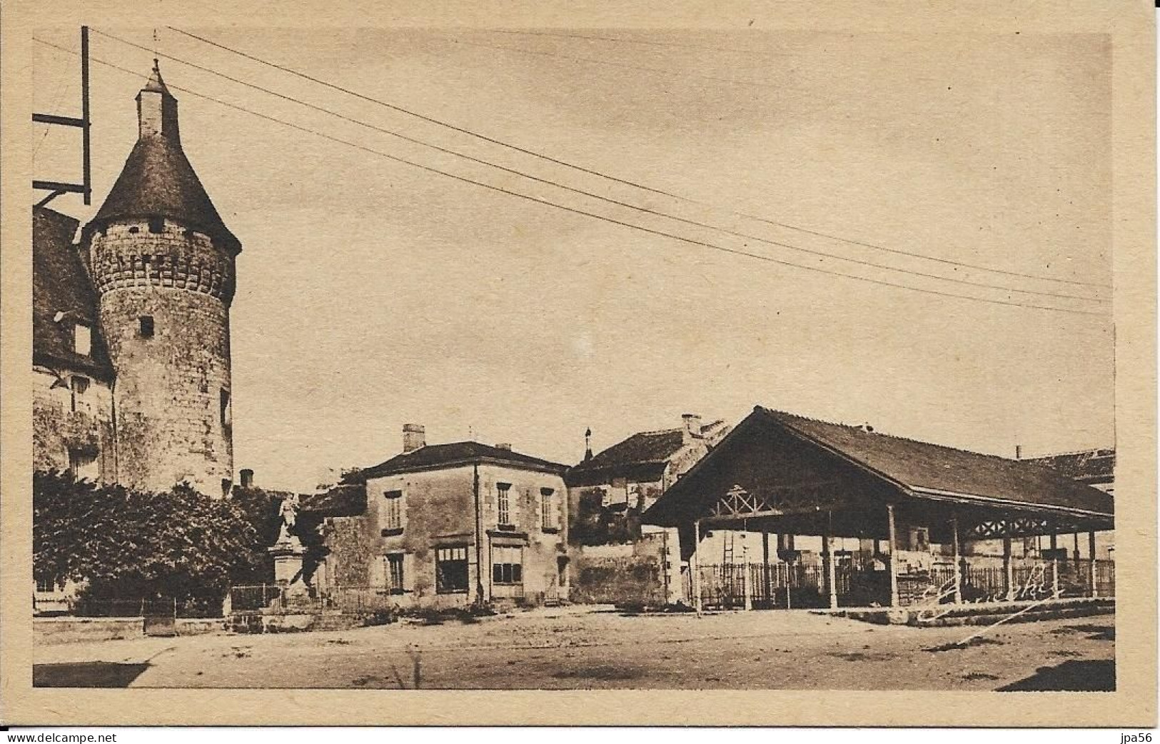 86 VIENNE Cpa MONTS SUR GUESNES La Place Des Halles - Monts Sur Guesnes