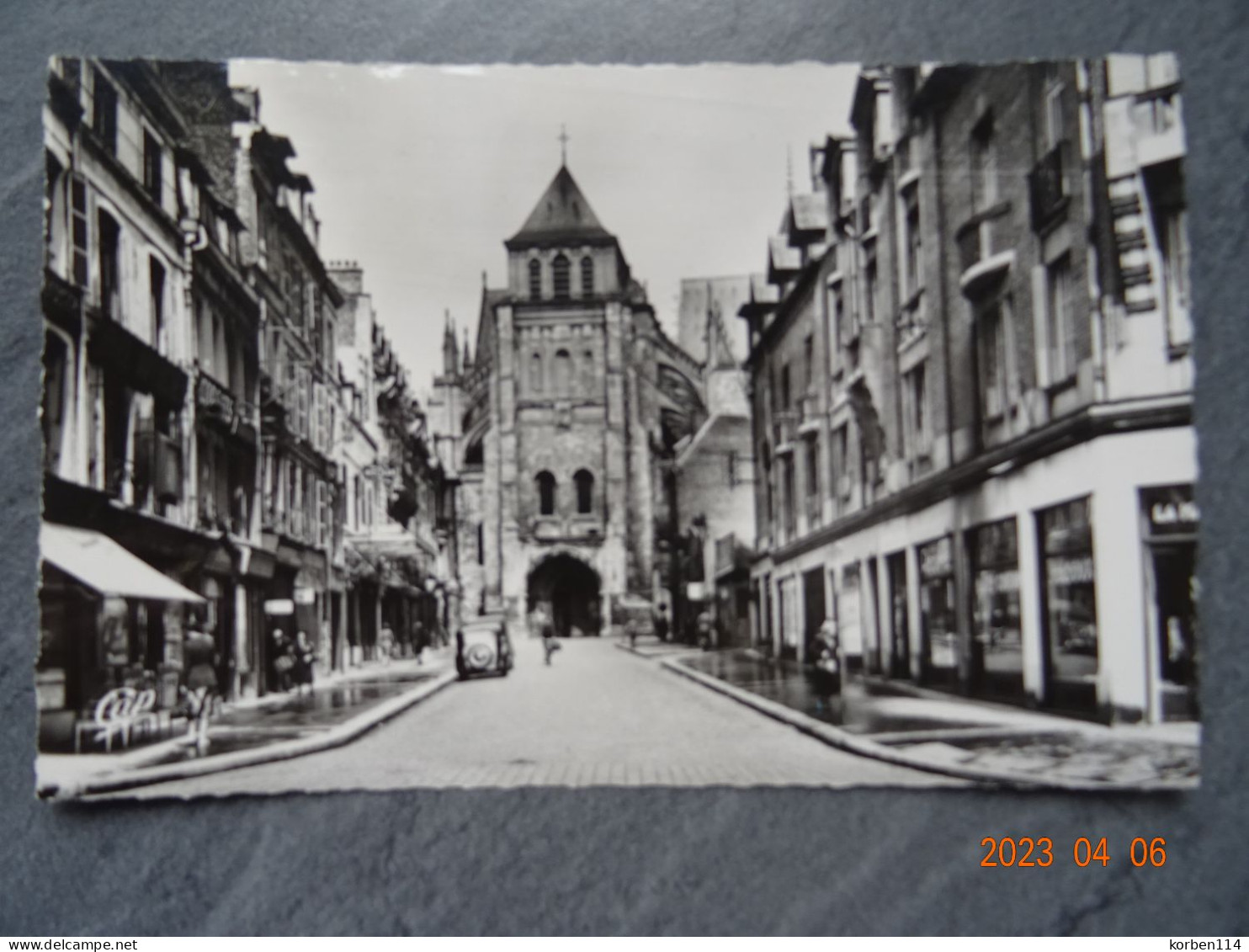 LA BASILIQUE ET LA RUE ST. ANDRE - St. Quentin En Yvelines