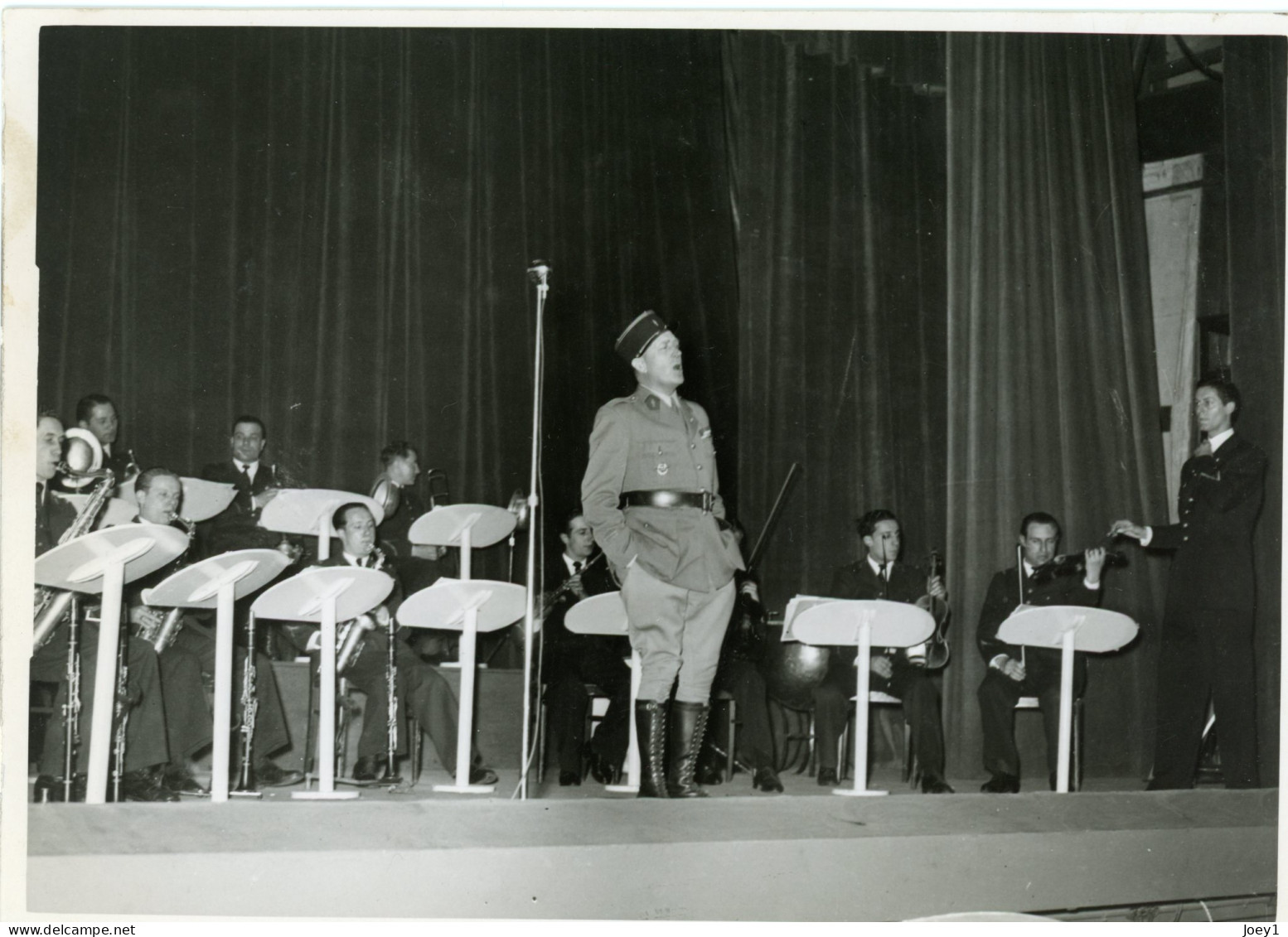 Photo Albert Préjean Sur Scène Comme Chanteur En Uniforme - Photographs