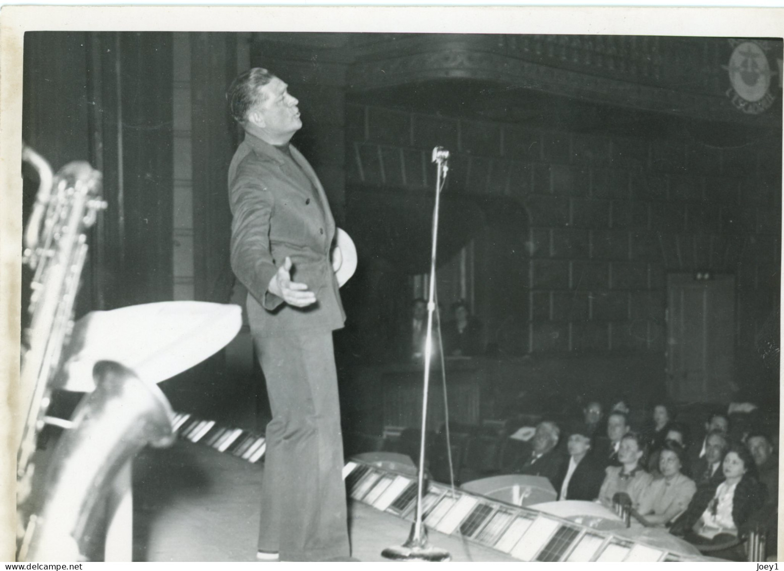 Photo Albert Préjean Sur Scène Comme Chanteur - Photographs