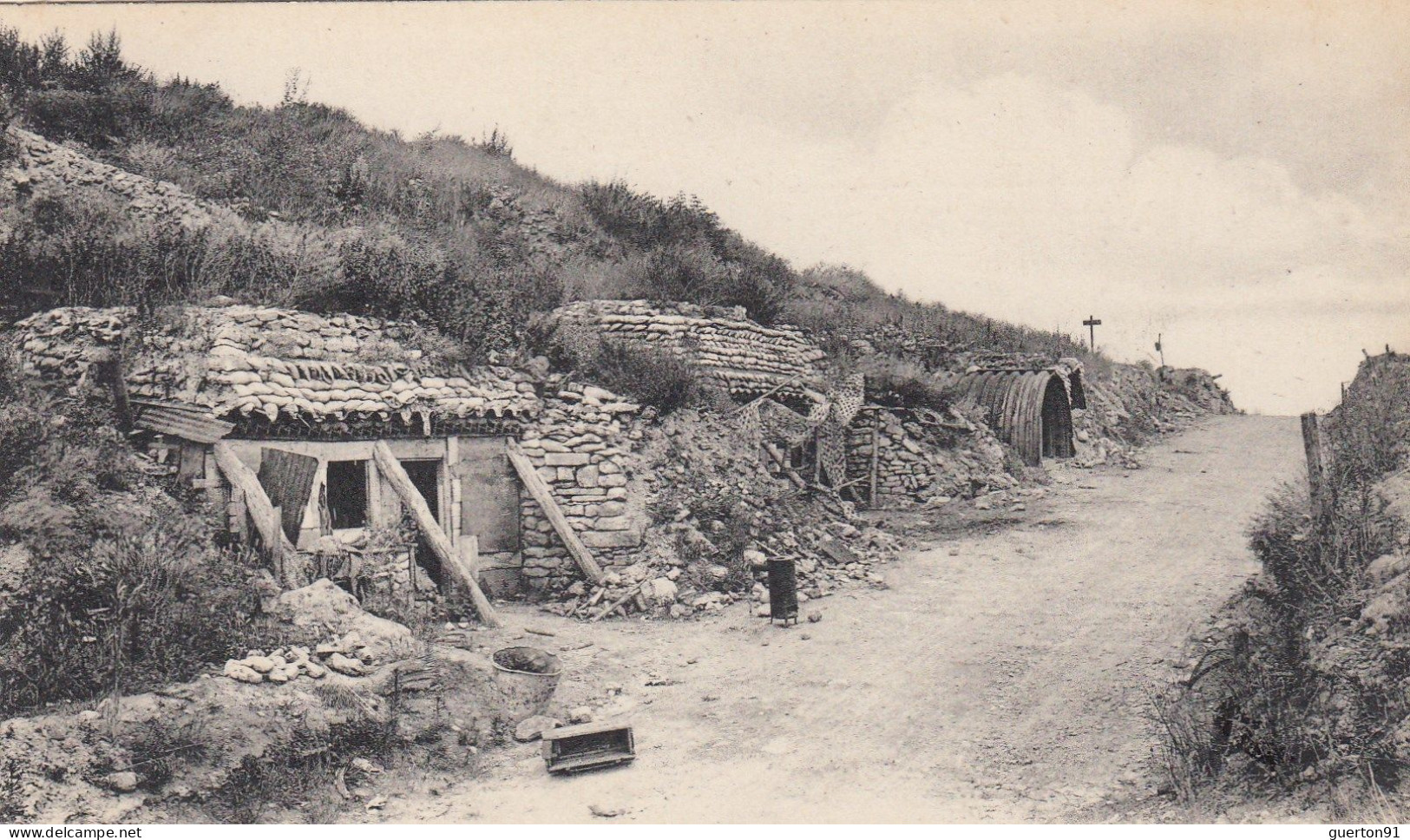 CPA (02)   CRAONNE   Les Ruines   Les Abris Sur La Route - Craonne