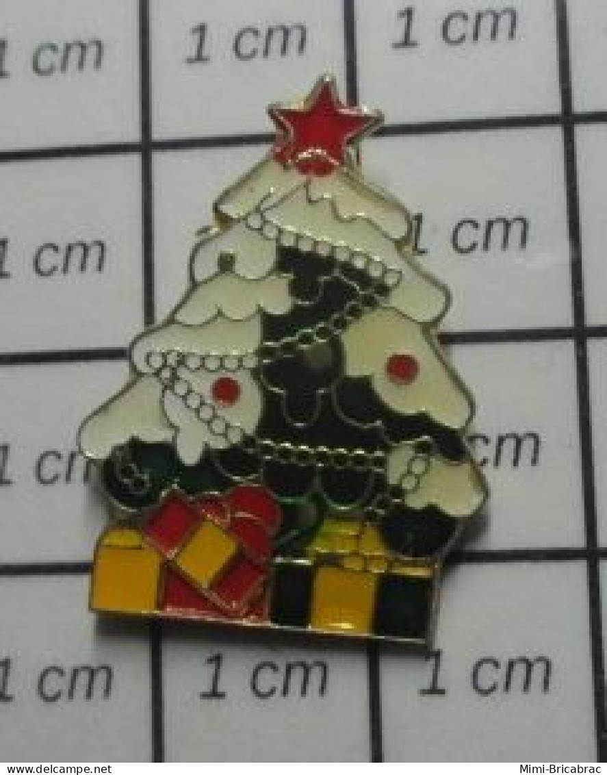 3619  Pin's Pins / Beau Et Rare / NOEL / SAPIN CADEAU BOULES DE NOEL NEIGE - Kerstmis