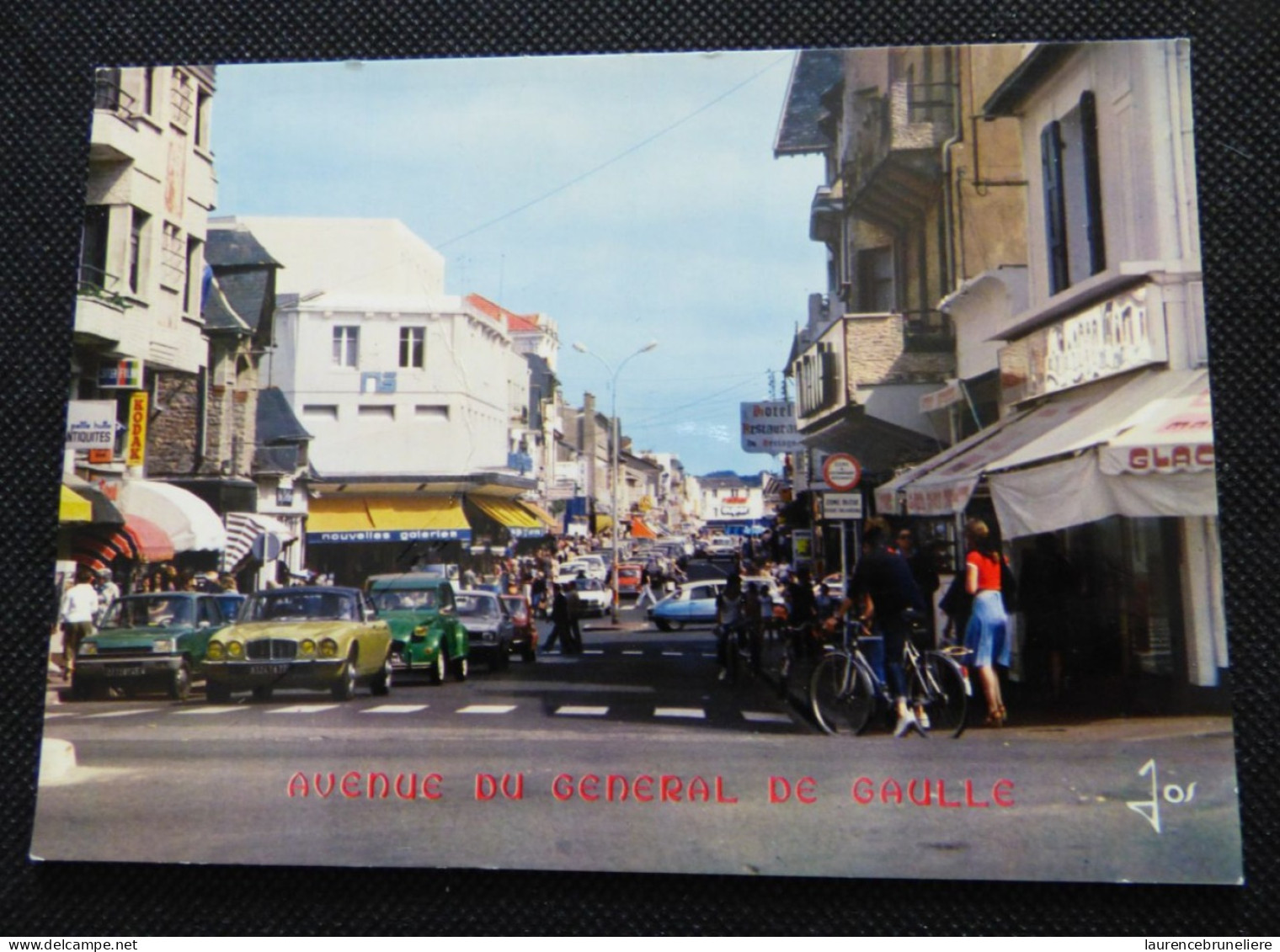 LA BAULE -  L'AVENUE DU GENERAL DE GAULLE -  VOITURE 2 CV  ET DS ID CITROEN - La Baule-Escoublac