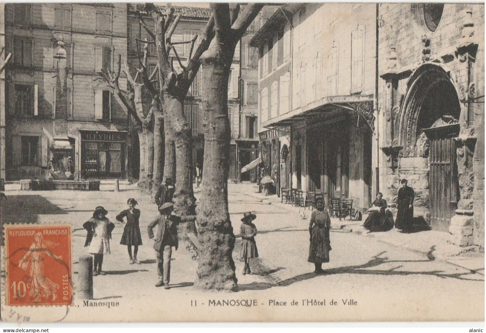 CPA-04-MANOSQUE- PLACE DE L HOTEL DE VILLE-Animée-Circulée - Manosque