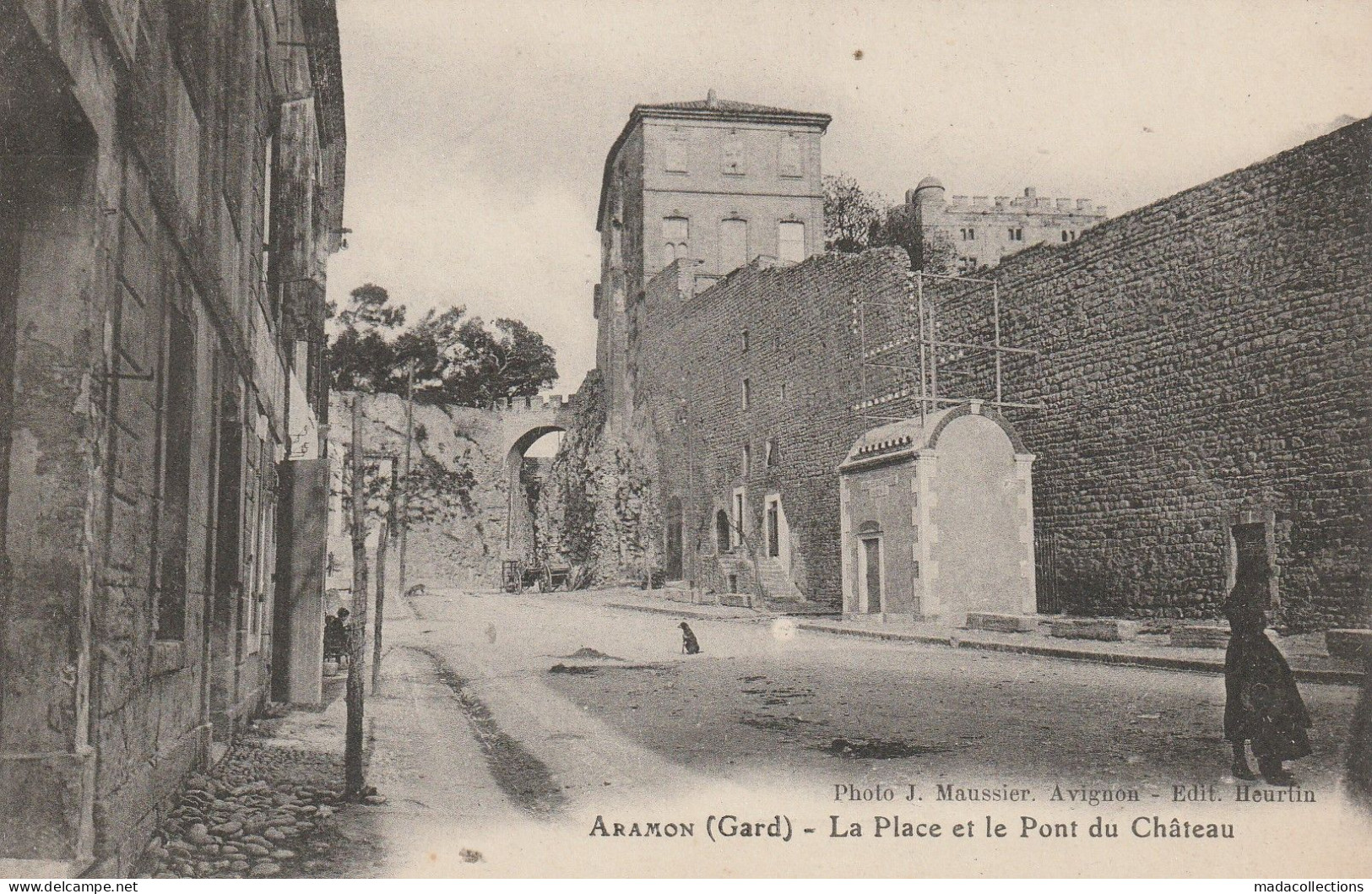 Aramon (30 - Gard) La Place Et Le Pont Du Château - Aramon