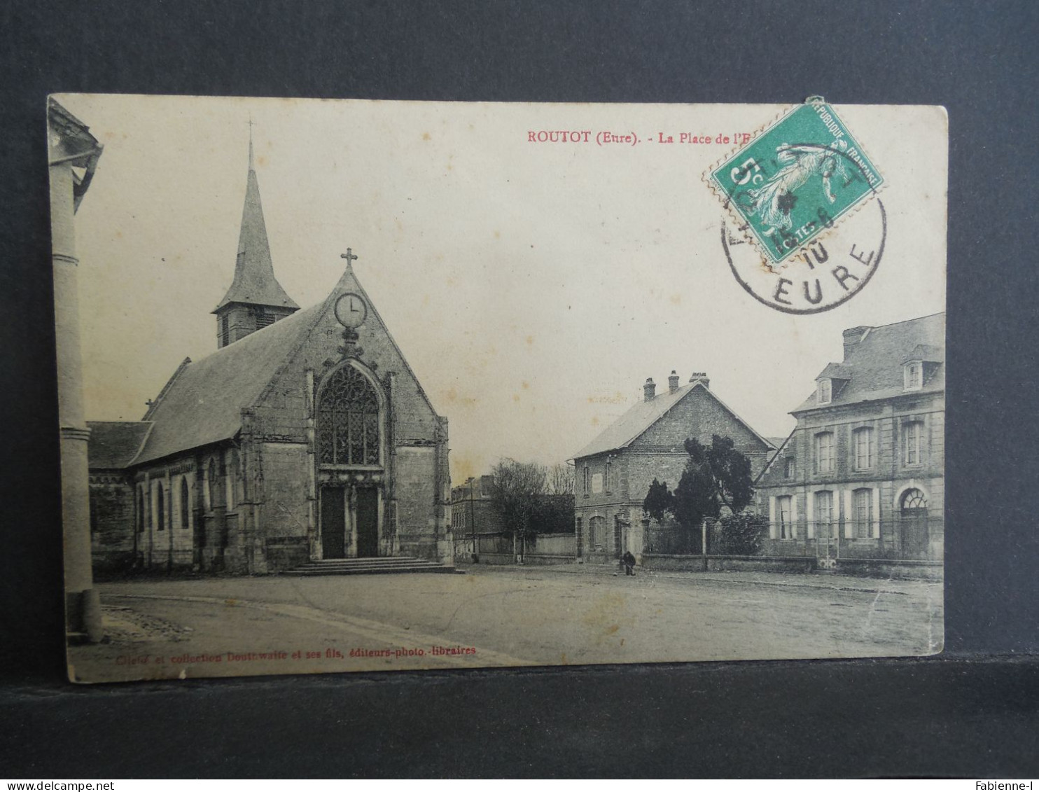 CPA - Routot - La Place De L'Eglise - Routot