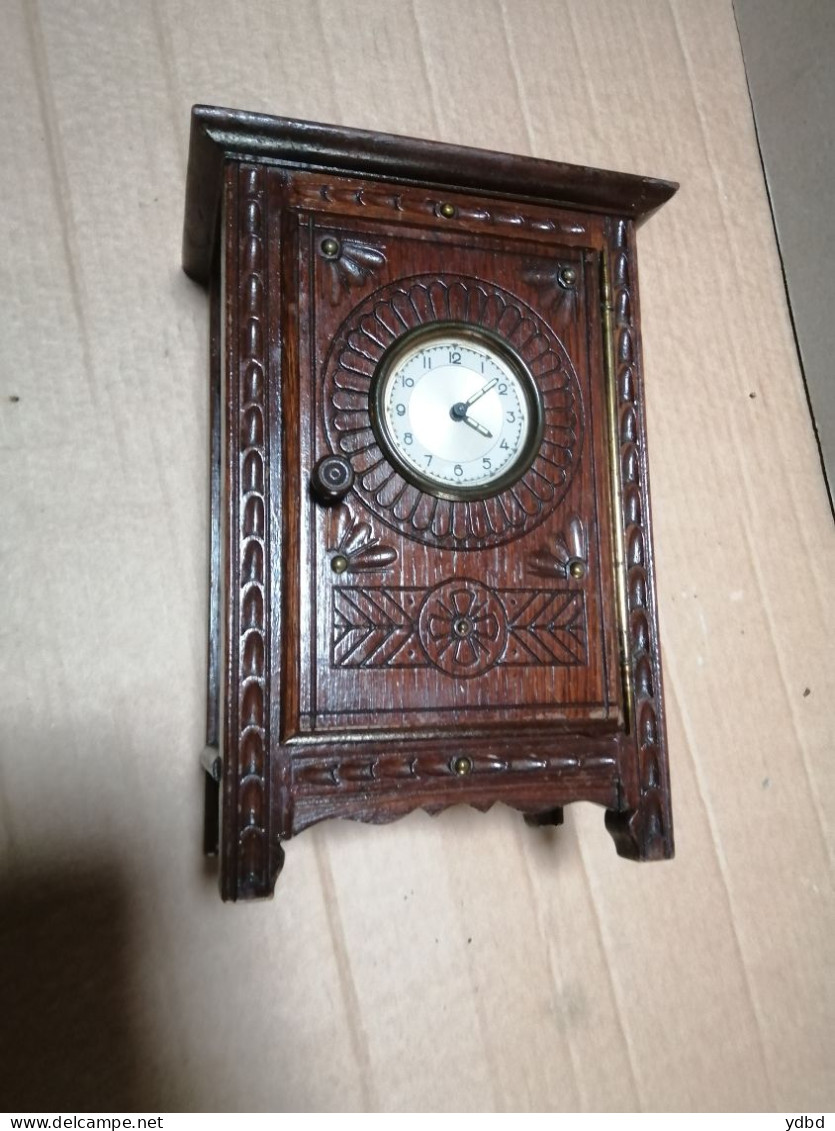 UNE PETITE ARMOIRE EN BOIS   AVEC HORLOGE - Andere & Zonder Classificatie