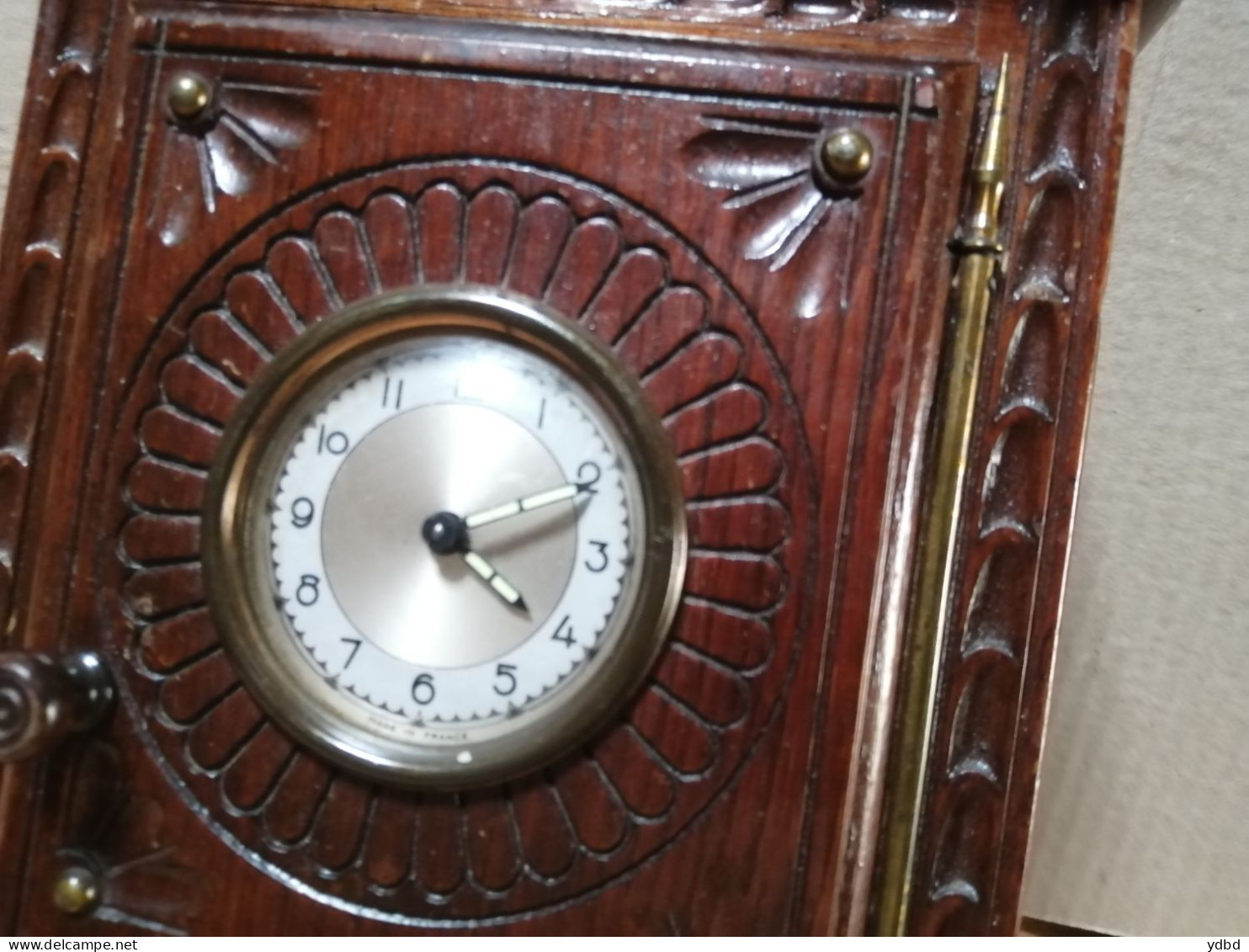 UNE PETITE ARMOIRE EN BOIS   AVEC HORLOGE