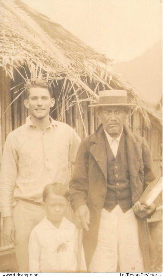 Nouvelle Calédonie - Carte Photo - Indigènes - Grand Père-père-petit Fils ? - Carte Postale Ancienne - Nueva Caledonia