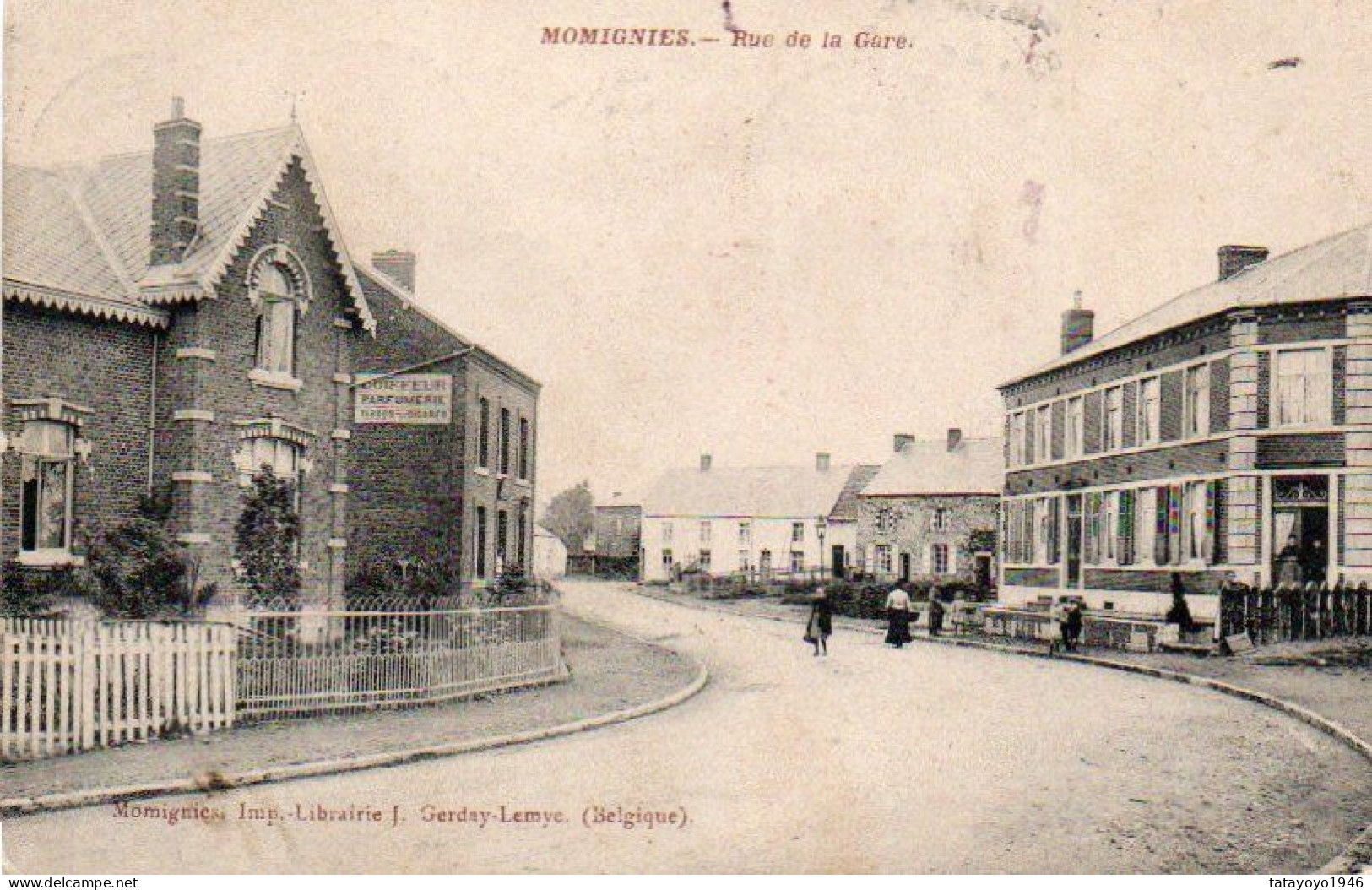 MOMIGNIES  Rue De La Gare Coiffeur Parfumerie Tabacs Cigares : Animée Voyagé En 1911 - Momignies