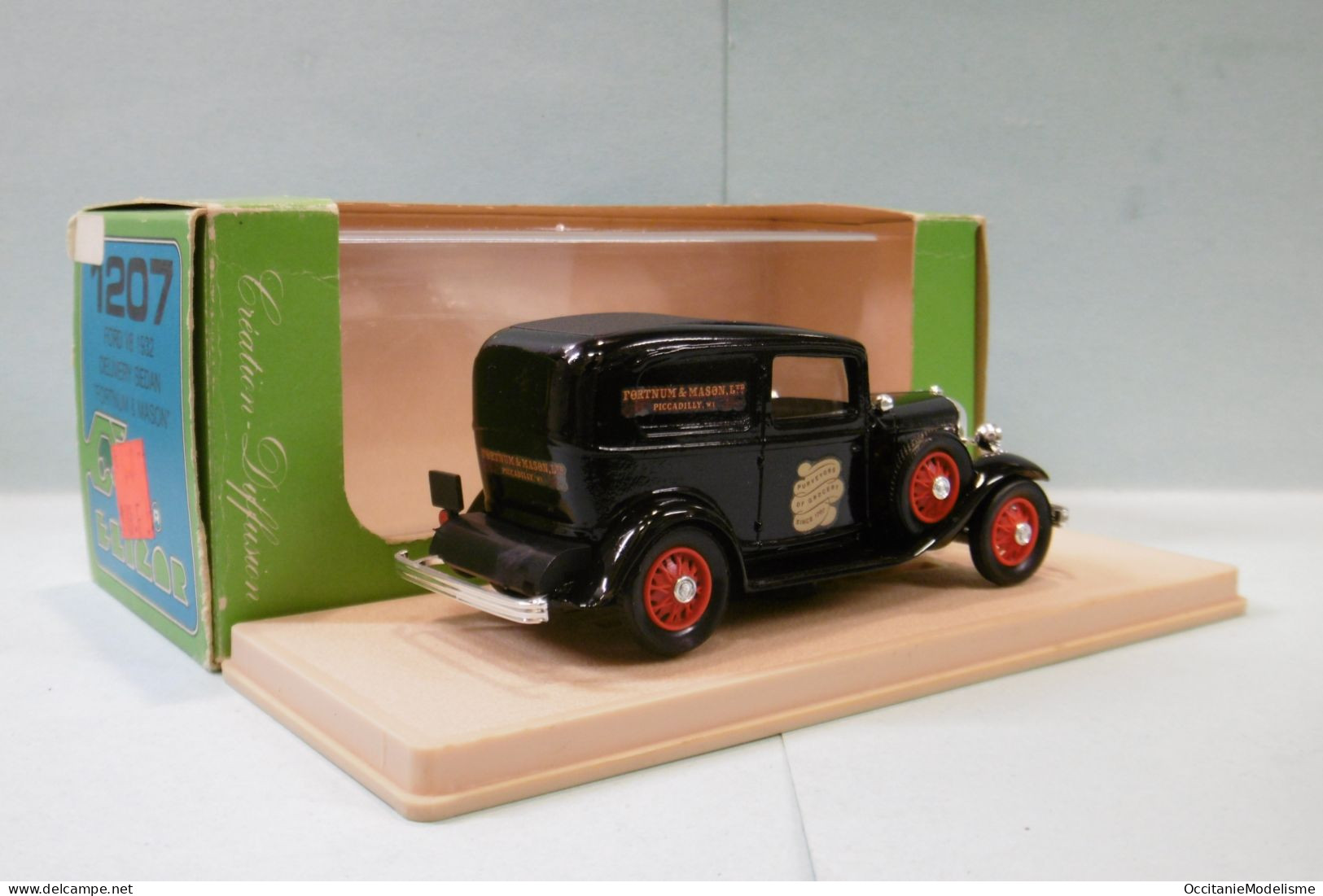 Eligor - FORD V8 1932 Delivery Sedan Fortnum & Mason Réf. 1207 BO 1/43 - Eligor