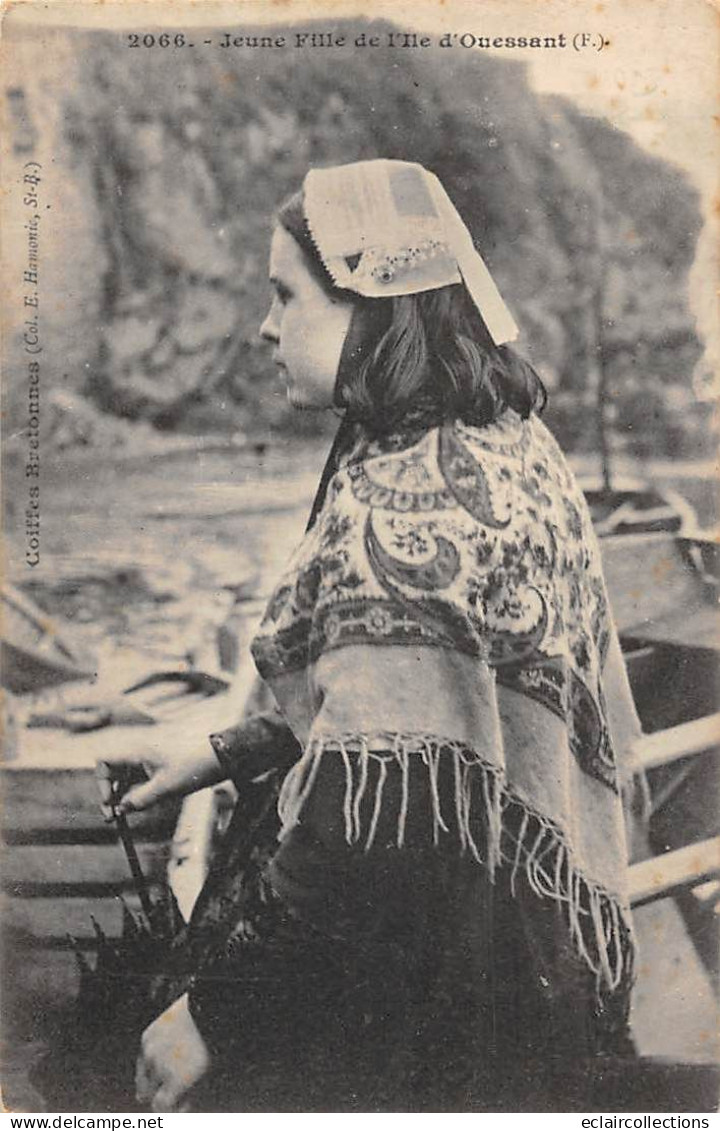 Ile D'Ouessant        29         Jeune Fille. Costume Et Coiffe Locale     N° 2066         (voir Scan) - Ouessant