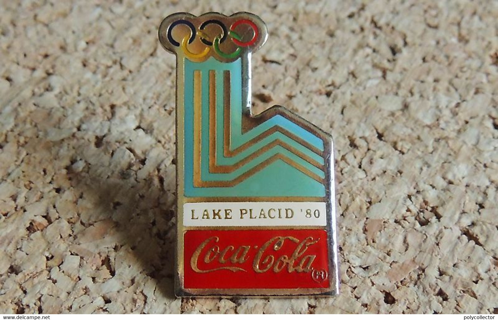 Pin's Boisson Soda - COCA COLA - JO D' HIVER LAKE PLACID 1980 - Verni époxy - Fabricant PREMIER - Coca-Cola