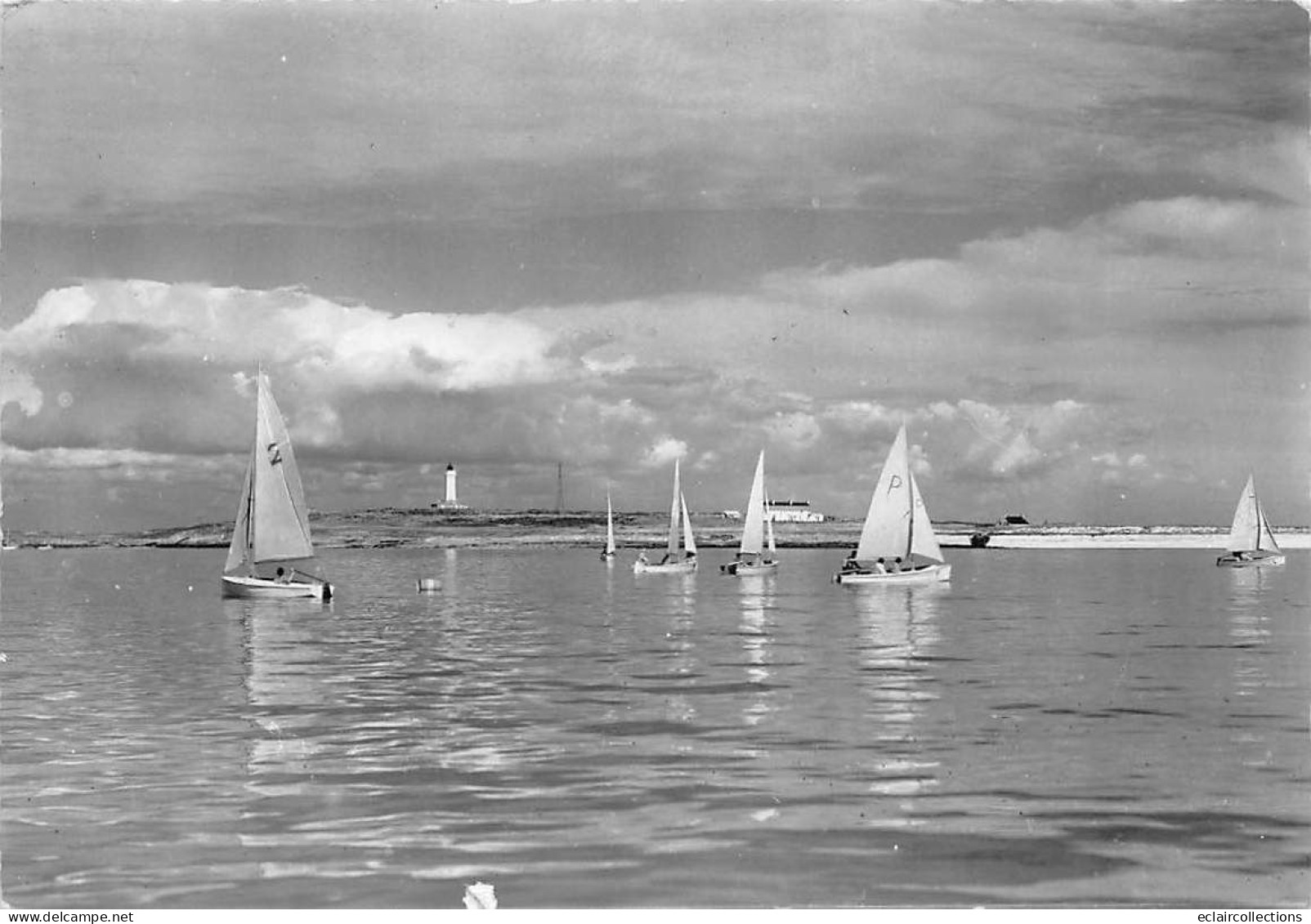 Iles Des Glénans          29       Fouesnant     Evolutions Du Centre Nautique      10 X 15    (voir Scan) - Other & Unclassified