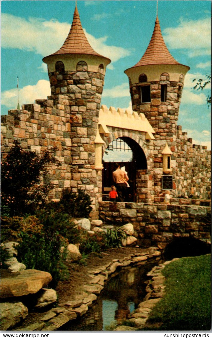 Canada Edmonton Storyland Valley Children's Zoo Entance Gate And Moat - Edmonton