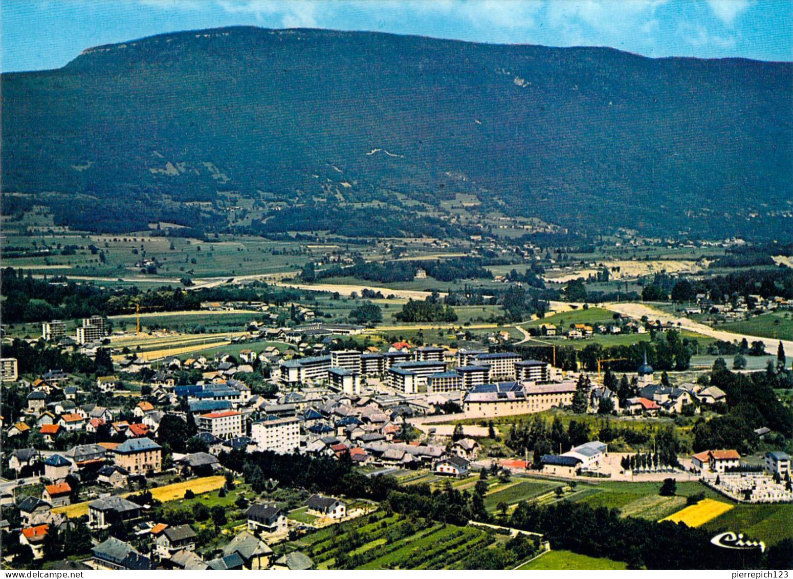 73 - La Motte Servolex - Vue Générale Aérienne - Au Fond, Montagne De L'Epine - La Motte Servolex