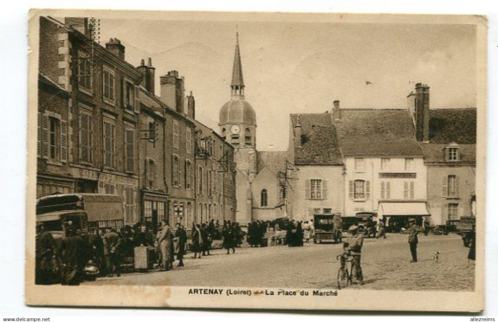 CPA 45 : ARTENAY   Place Du Marché  Avec Gendarmerie  1936  VOIR  DESCRIPTIF   §§§ - Artenay