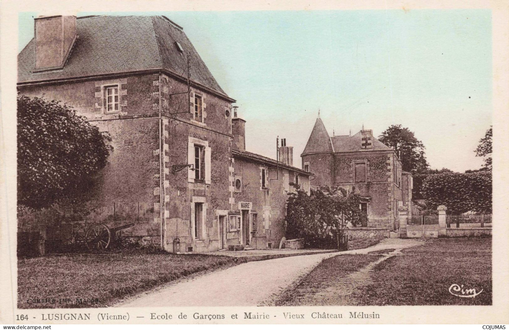 86 - LUSIGNAN - S13998 - Ecole De Garçons Et Mairie - Vieux Château Mélusien - L23 - Lusignan