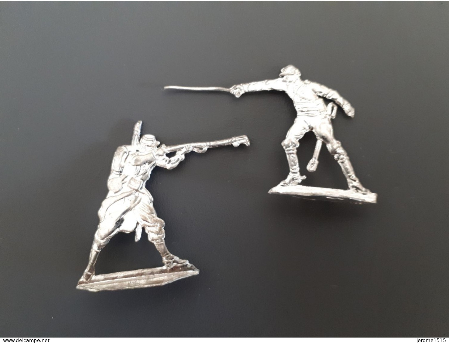 2  Petits Soldats Plats En étain Non Peint 3,5 Cm  & - Loden Soldaatjes