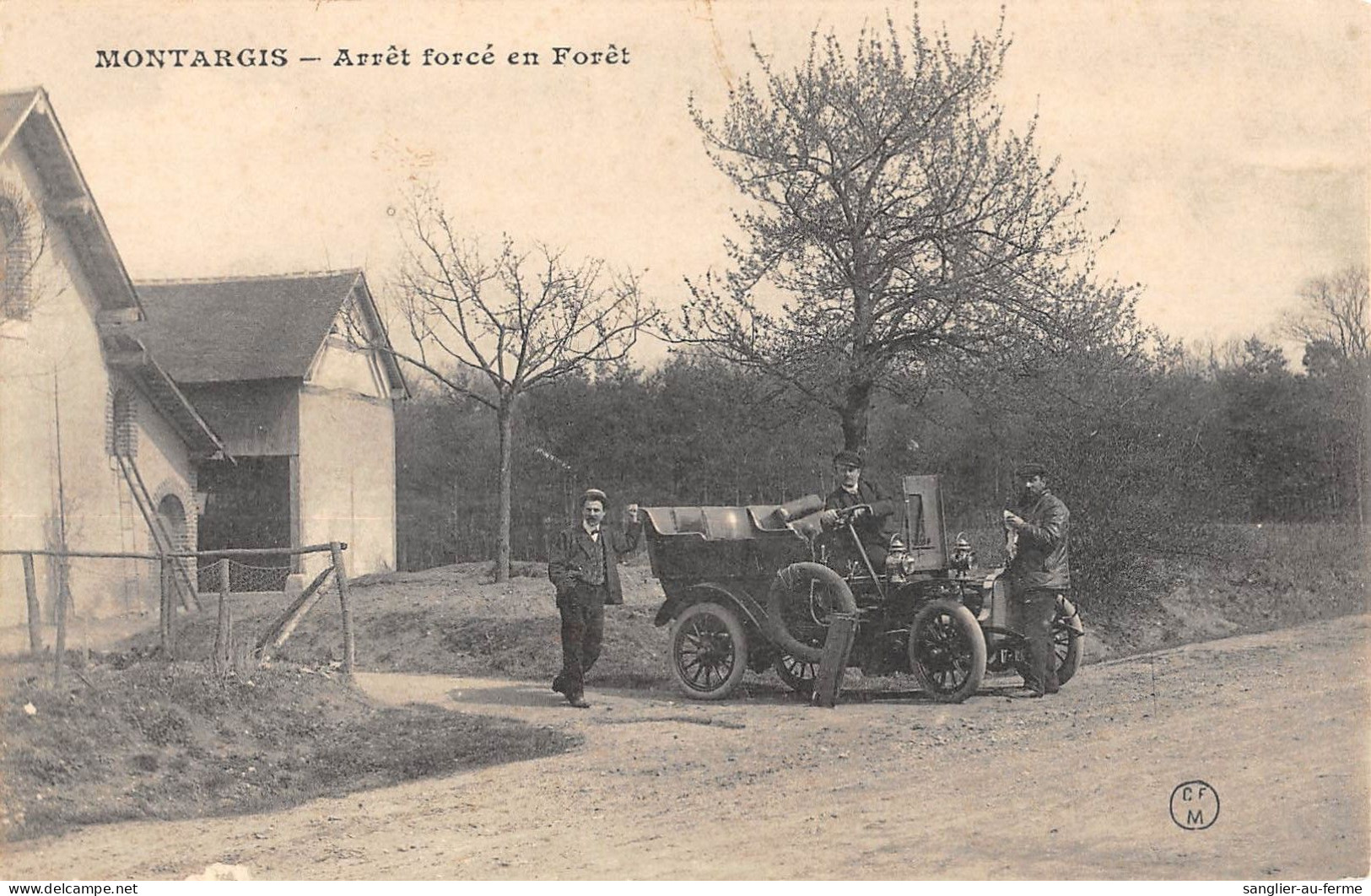 CPA 45 MONTARGIS ARRET FORCE EN FORET / VOITURE - Montargis