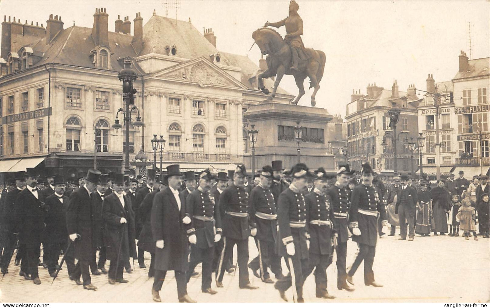 CPA 45 ORLEANS CARTE PHOTO PLACE DU MARTROI SCENE MILITAIRE DEFILE - Orleans