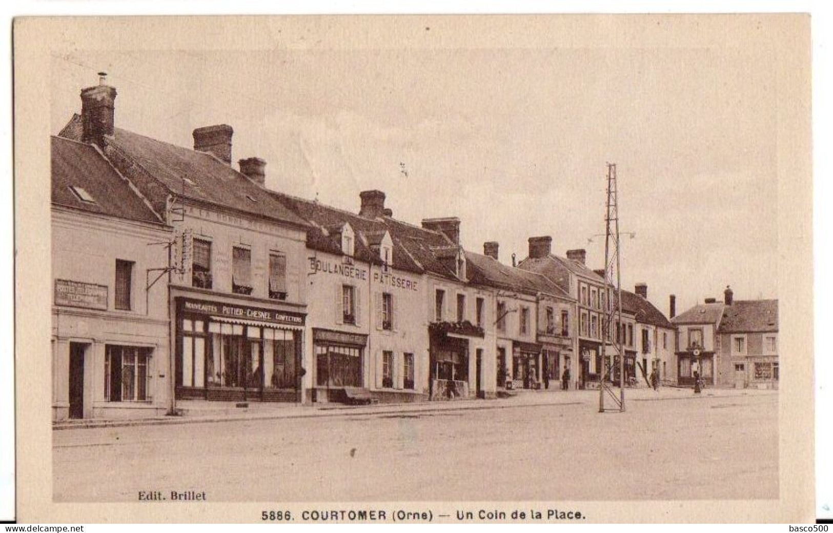 COURTOMER - PLACE Avec Magasin POTIER-CHESNEL Et BOULANGERIE - Courtomer