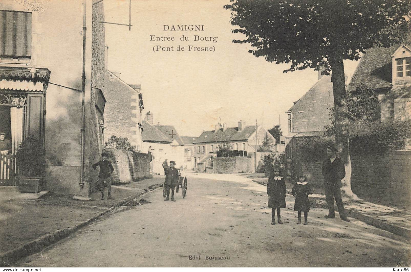Damigny * Entrée Du Bourg Du Village ( Pont De Fresne ) * Damigni Villageois Enfants - Damigny