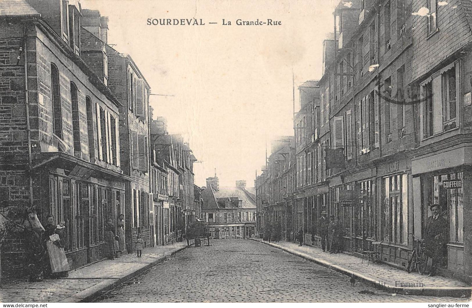 CPA 50 SOURDEVAL LA GRANDE RUE / Cliché Rare - Autres & Non Classés