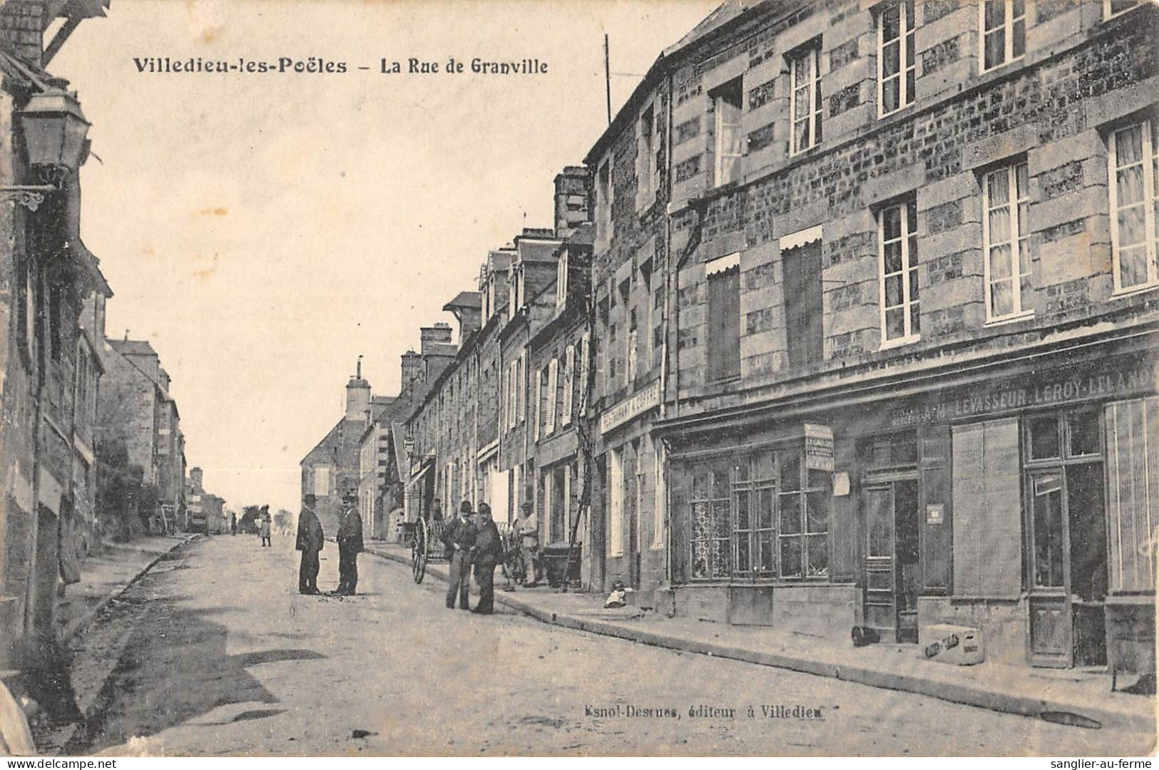 CPA 50 VILLEDIEU LES POELES LA RUE DE GRANVILLE - Villedieu