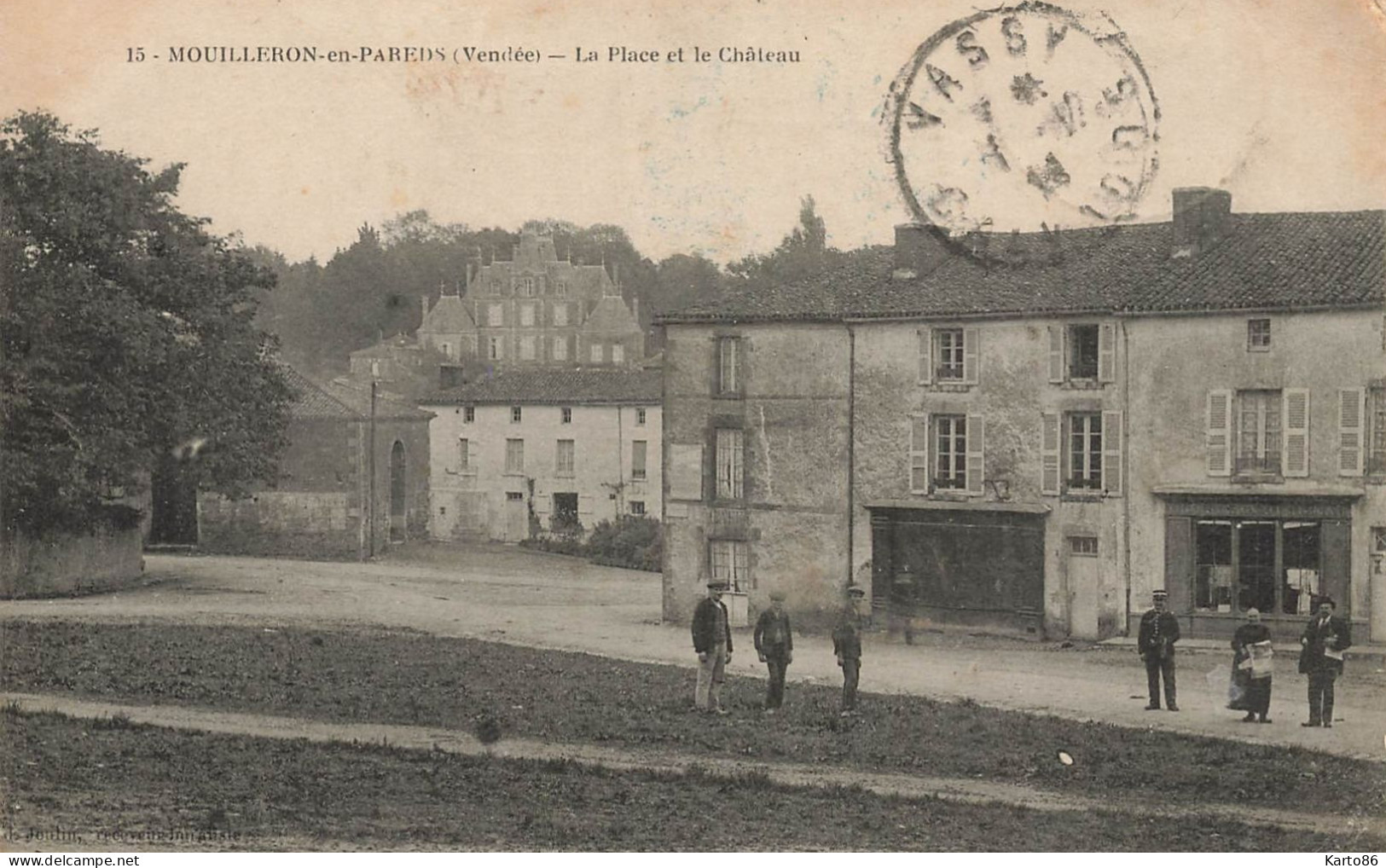 Mouilleron En Pareds * La Place Et Le Château * Villageois - Mouilleron En Pareds