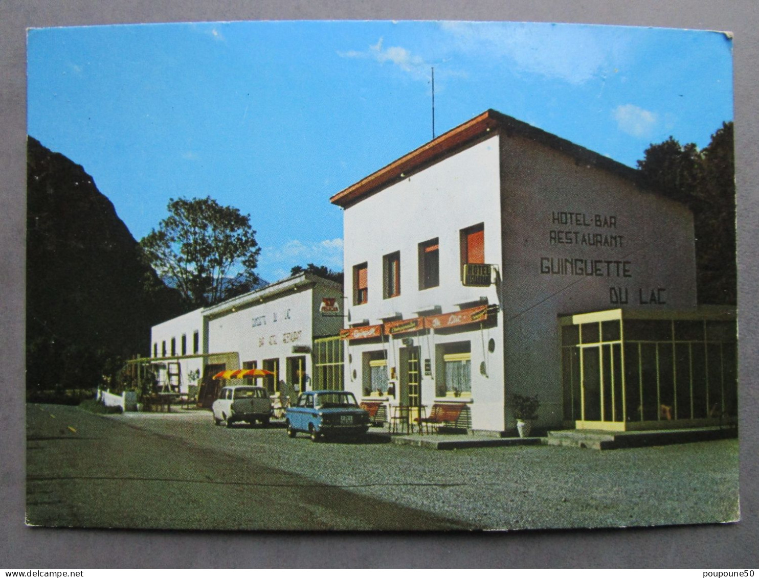 CP 64 Pyrénées Atlantiques BIELLE Prés Arudy - Sur RN 134 Bis Bar Hôtel Restaurant " La Guinguette Du Lac " Voiture 1970 - Arudy