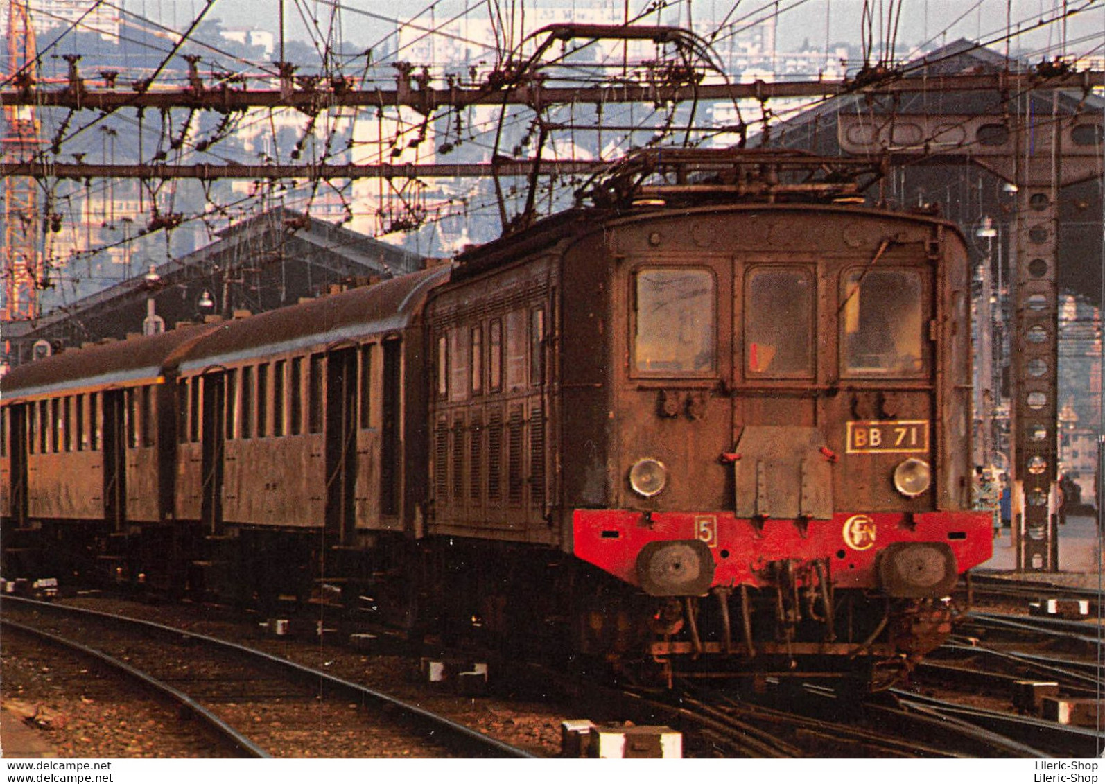 Locomotive BB 71 Tractant La Rame Réversible P.L.M En Gare De Lyon Perrache, Le 30 Mai 1981- Phot O. CURIE  - - Trains