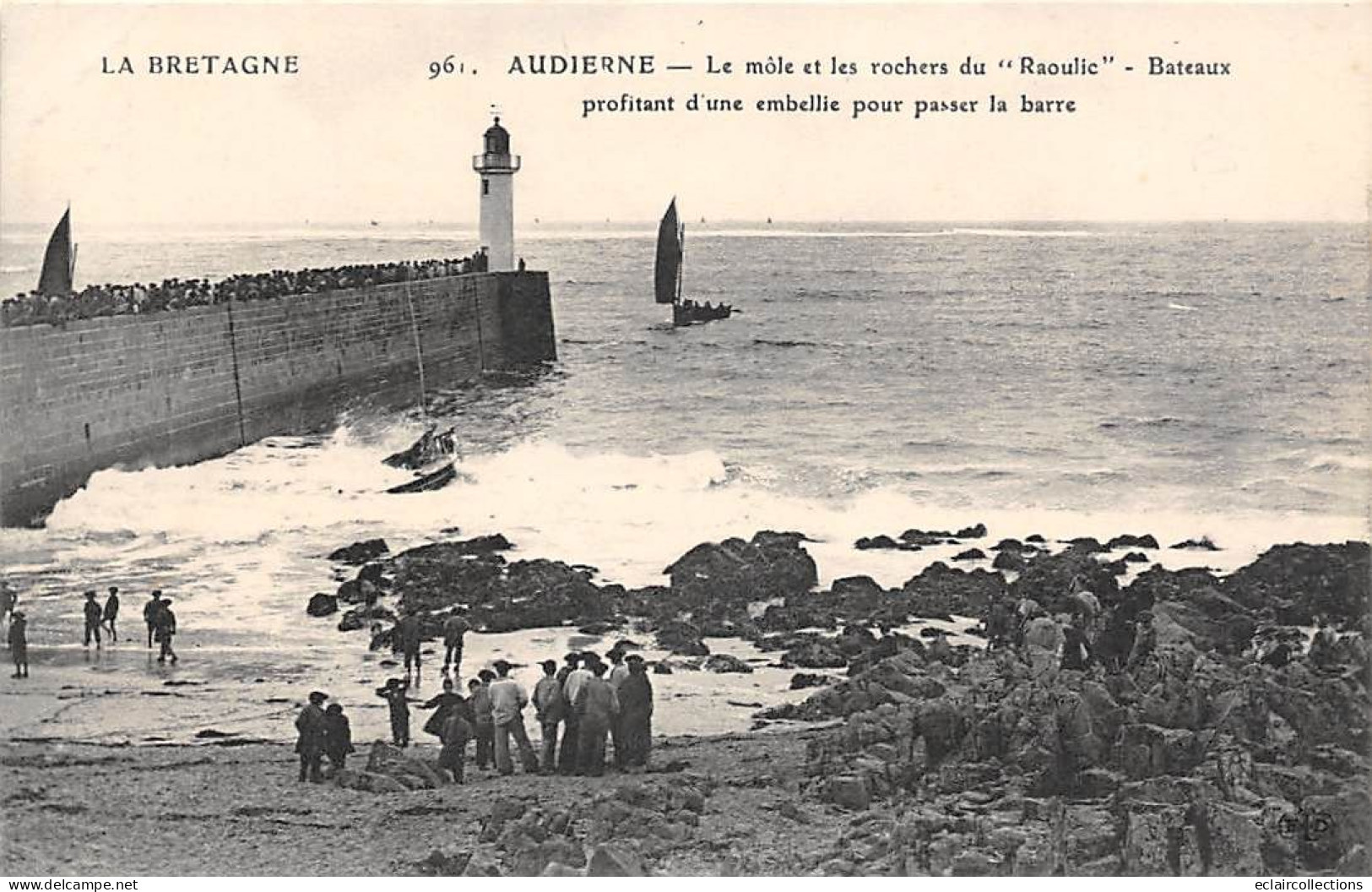 Audierne         29         Le Môle Et Les Rochers Du Raoulic . Un Phare        (voir Scan) - Audierne