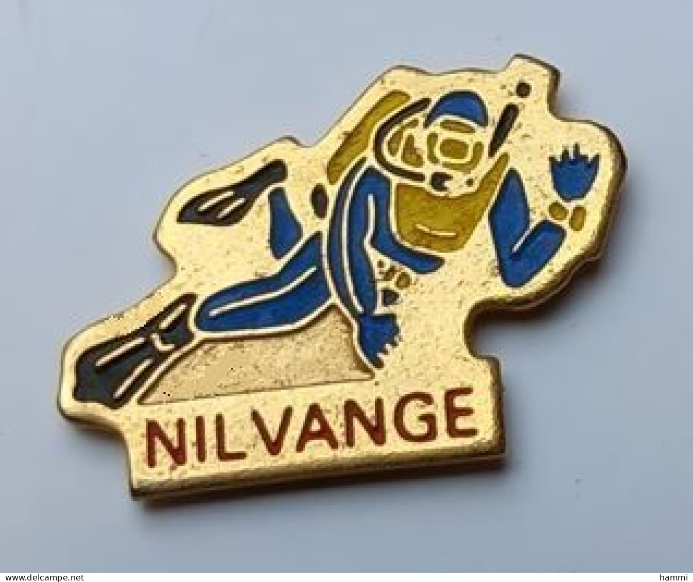 SY200 Pin's Plongée Sous-marine Plongeur Bleu Nilvange écriture Rouge Moselle Achat Immédiat - Buceo