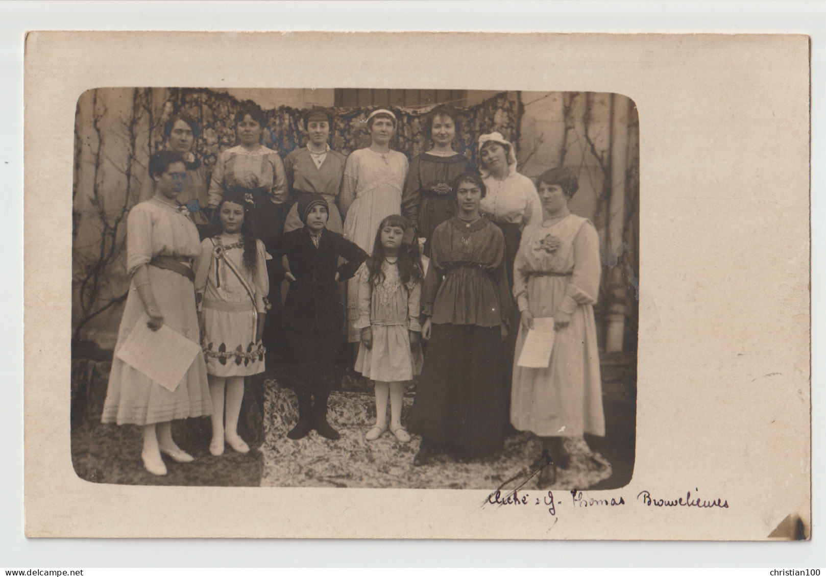 CARTE PHOTO CLICHE Y. THOMAS BROUVELIEURES - CHORALE ? COMEDIENNES DE THEATRE ? REMISE DE PRIX ? - 2 SCANS - - Brouvelieures