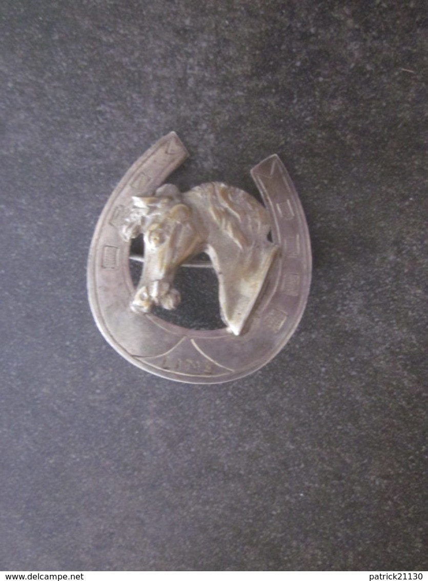 BROCHE ANCIENNE CHEVAL FER A CHEVAL PORTE BONHEUR? GRAVURE LINE VOIR PHOTOS - Equitation