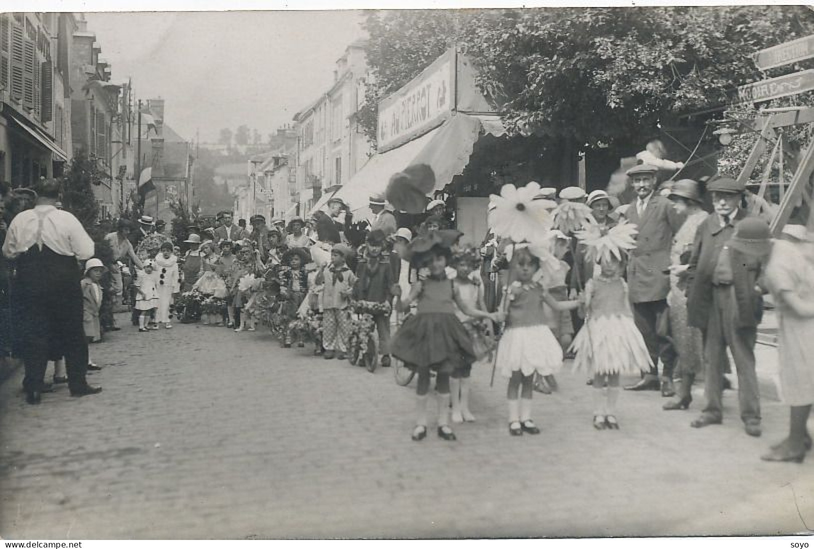 Carte Photo Fete  Magasin " Au Pierrot " Colombine Bicyclettes Fleuries - Manifestations