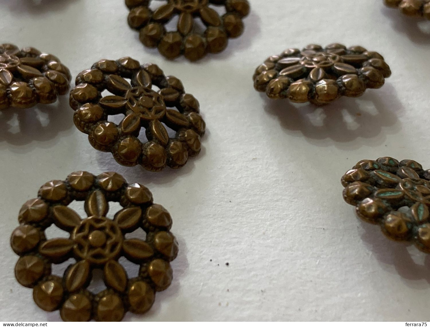 LOTTO DI PICCOLI VECCHI BOTTONI FIORI  FLOWERS OTTONE BRONZO.?