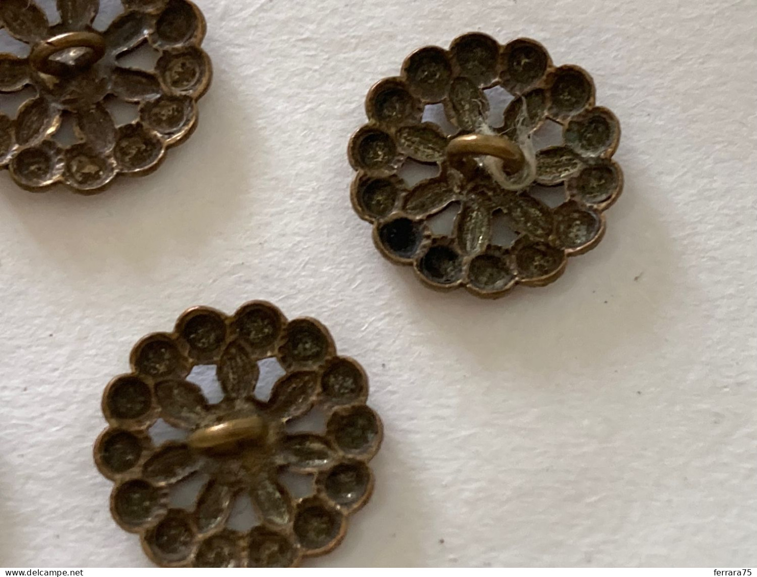 LOTTO DI PICCOLI VECCHI BOTTONI FIORI  FLOWERS OTTONE BRONZO.?