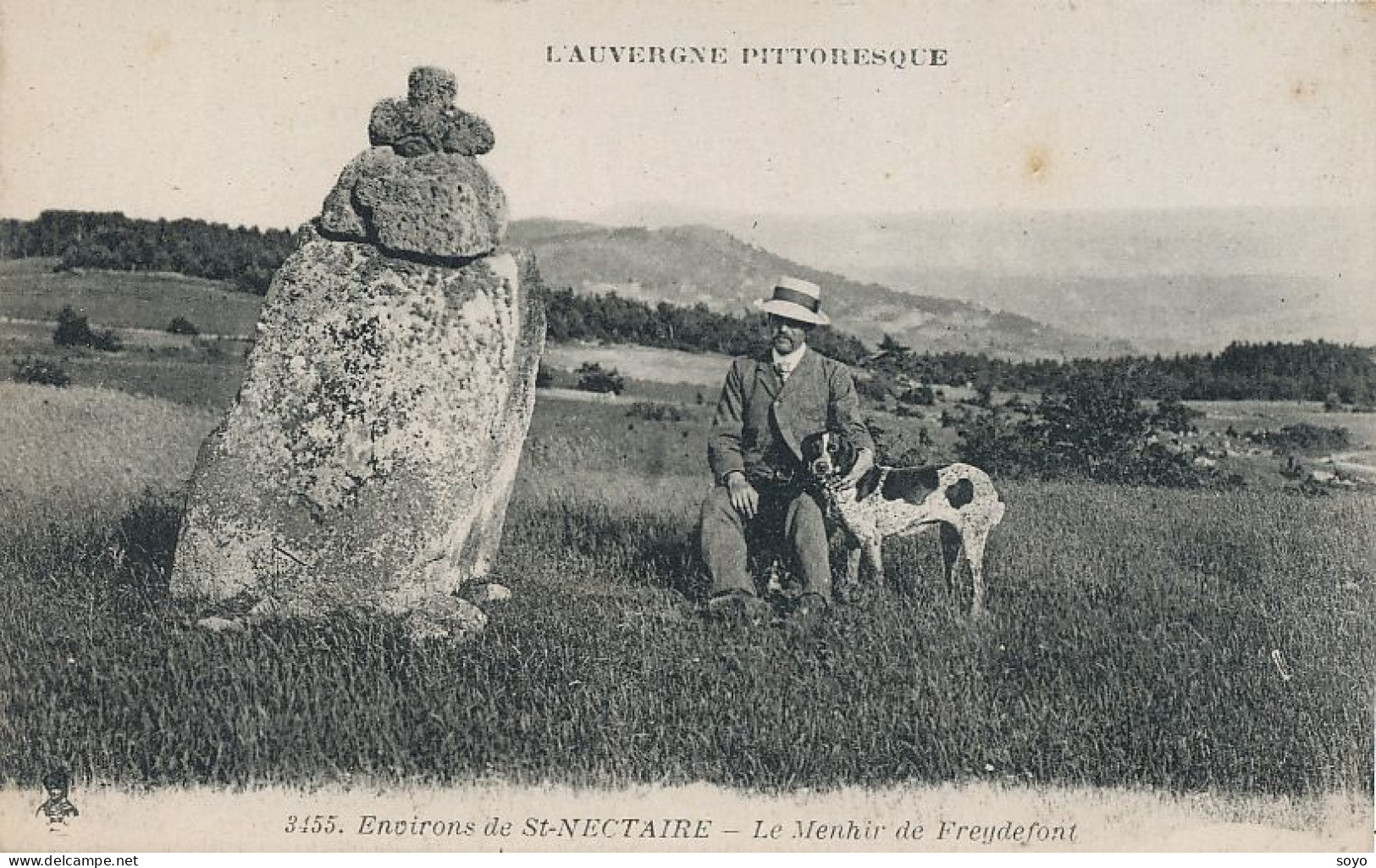 Menhir De Freydefond St Nectaire Homme Avec Chien  Setter Pointer  Chien Chasse - Dolmen & Menhirs